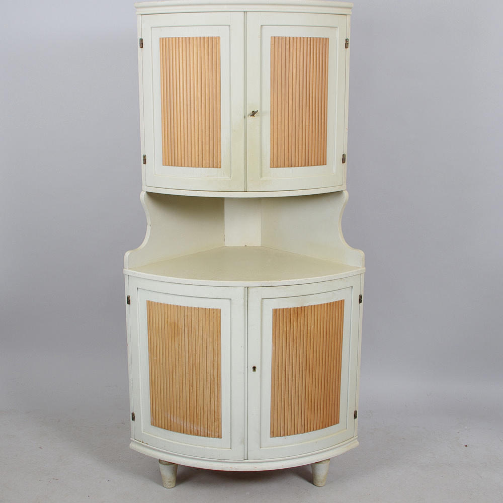 HÖRNSKÅP, delvis gråmålat, gustaviansk stil.