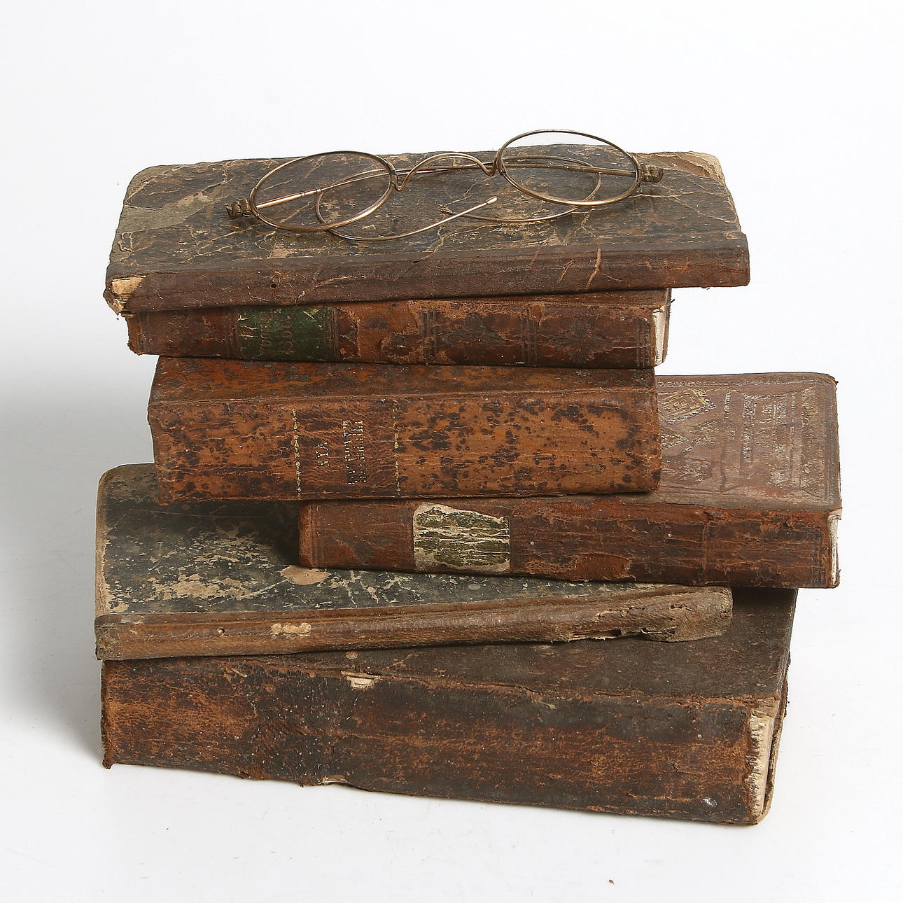 BÖCKER, 6 st, bl.a. Första Testamentet samt GLASÖGON, 14k guld. Vikt 15 gram. 1800-tal.