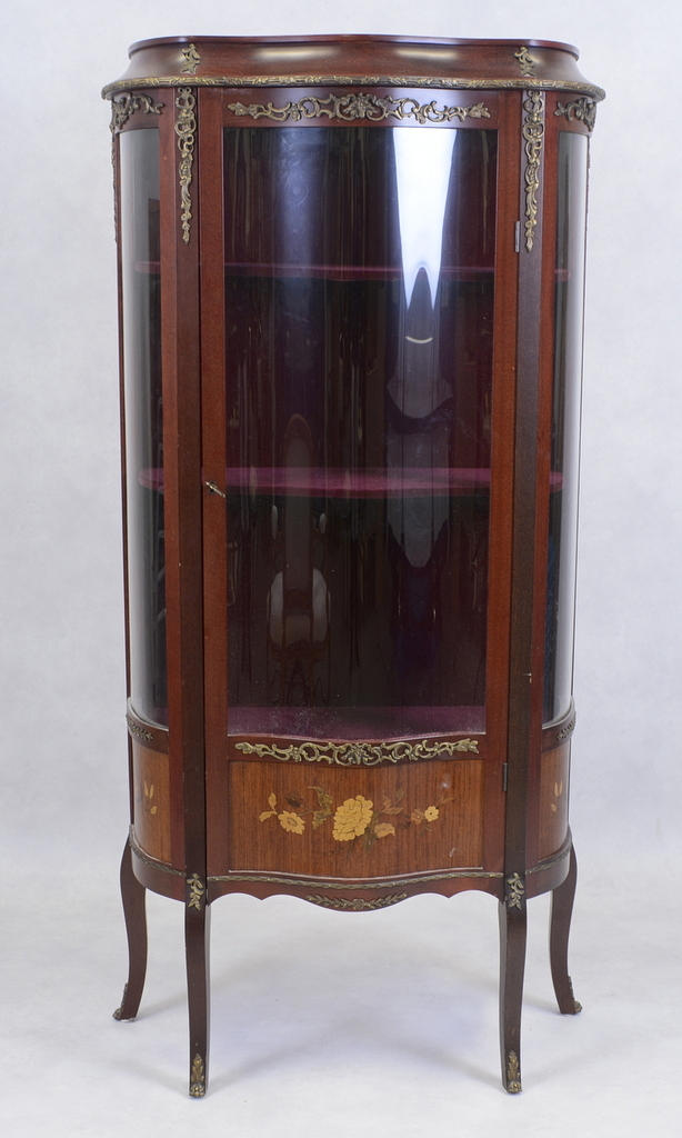 VITRINSKÅP ENGELSK STIL.