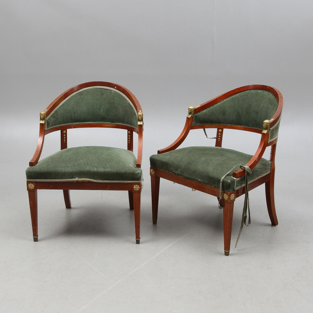 BALJFÅTÖLJER, ett par, sengustaviansk stil, omkring sekelskiftet 1900.