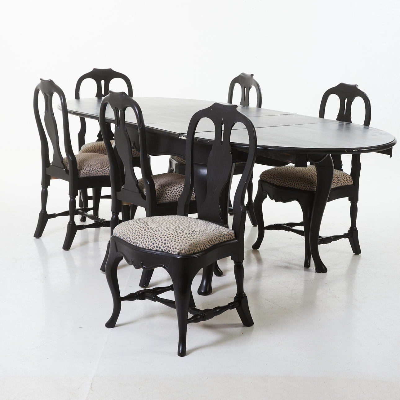 DINING GROUP, 7 dlr, rococo style, painted, upholstered seats, bright patterned upholstery.