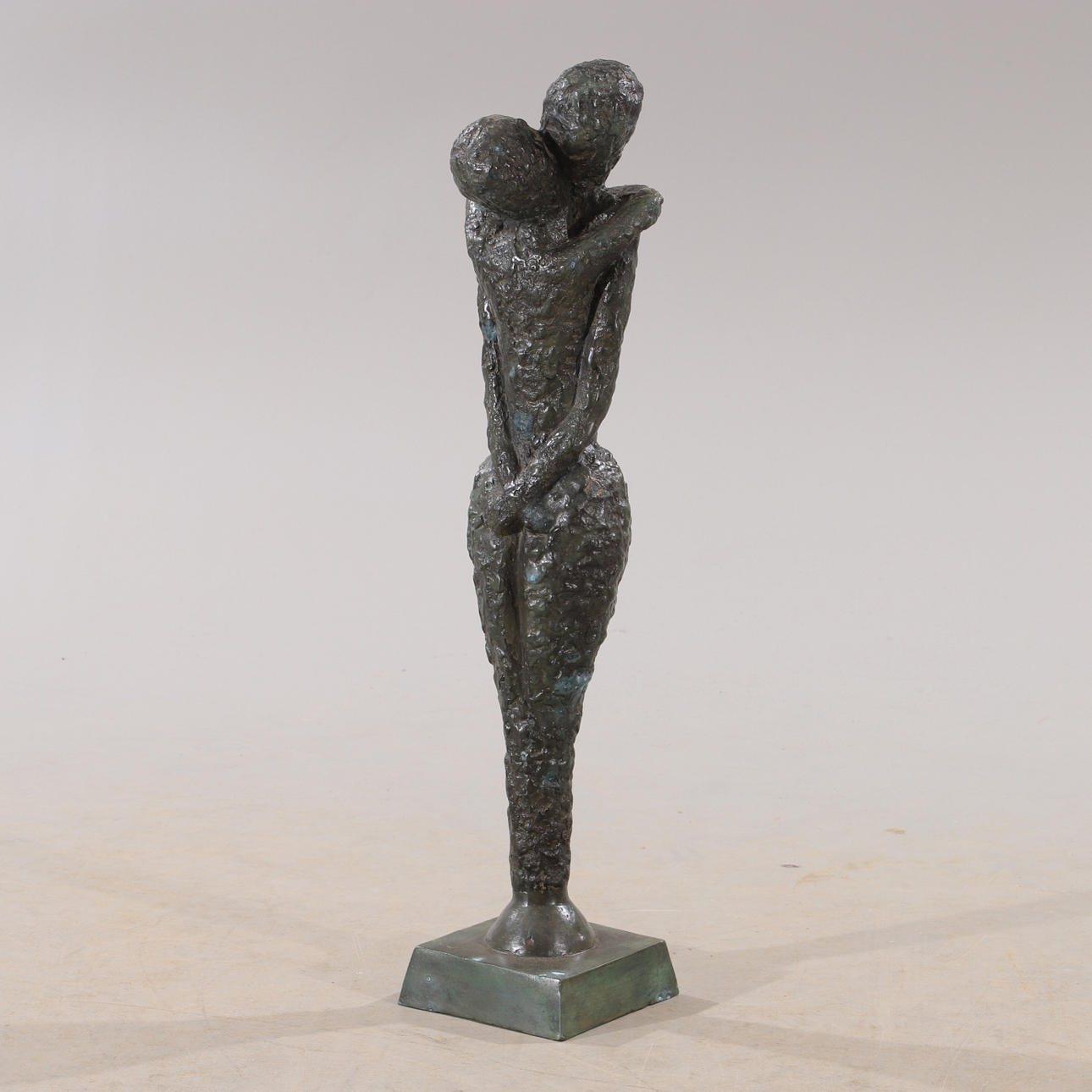 SKULPTUR, "Liebespaar", patinierte Bronze.