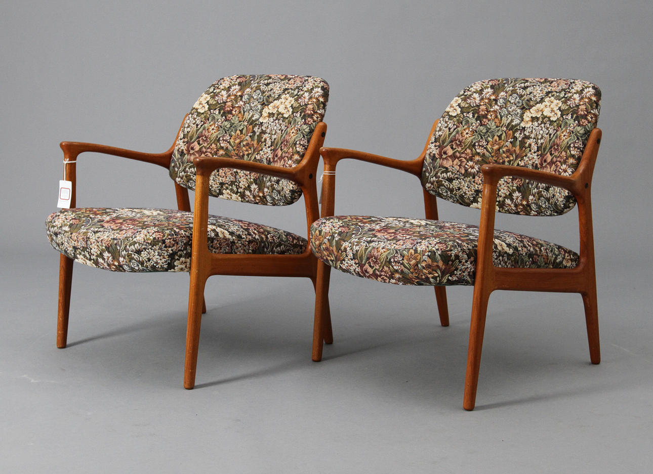 KARMSTOLAR "DOMUS", 1 par, teak med klädd sits och rygg.