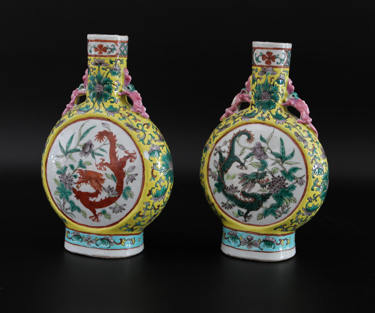 PILGRIMSKRUS, ett par, porslin, Kina, 1800/1900-tal.