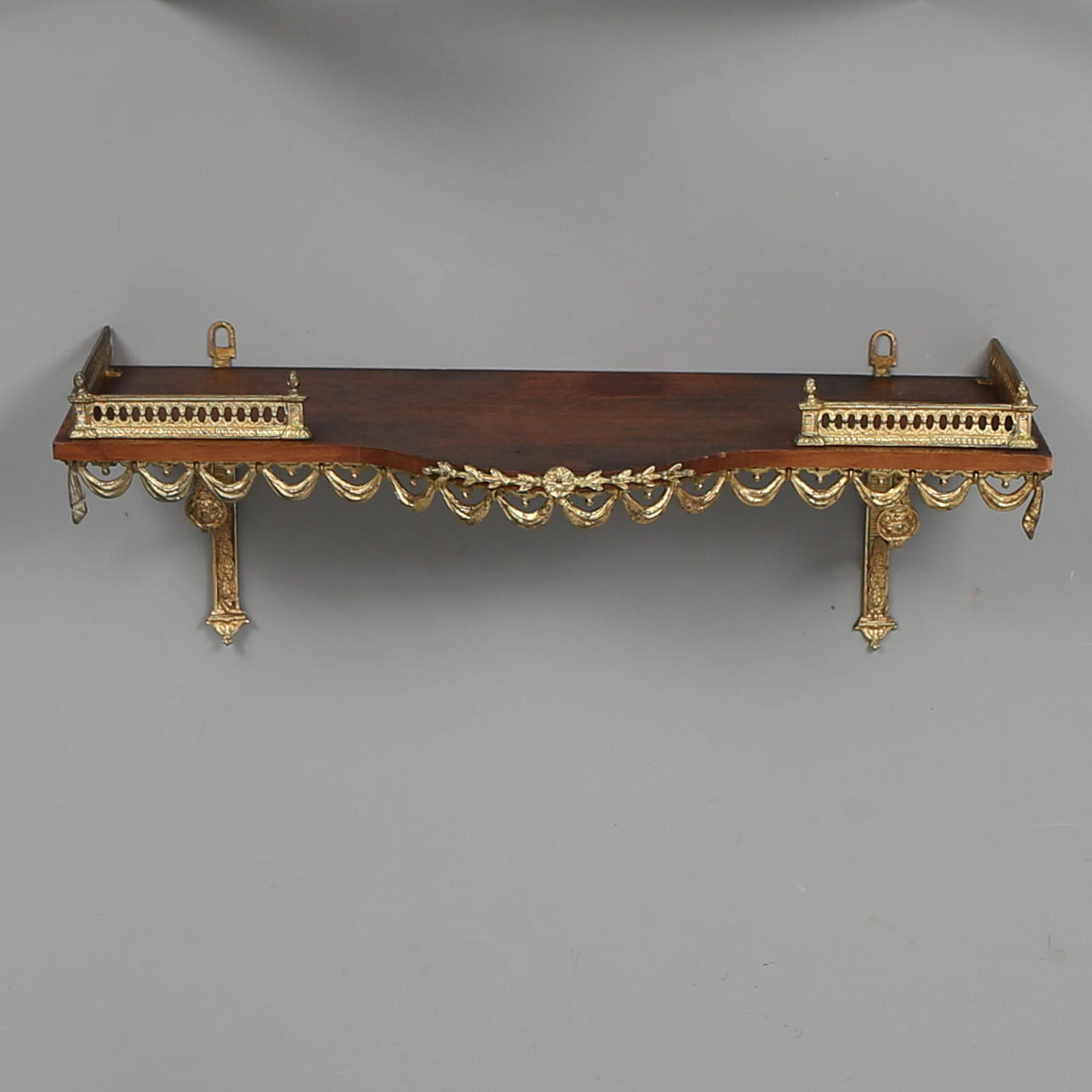 VÄGGHYLLA med metallmontering. 1900-talets första hälft.