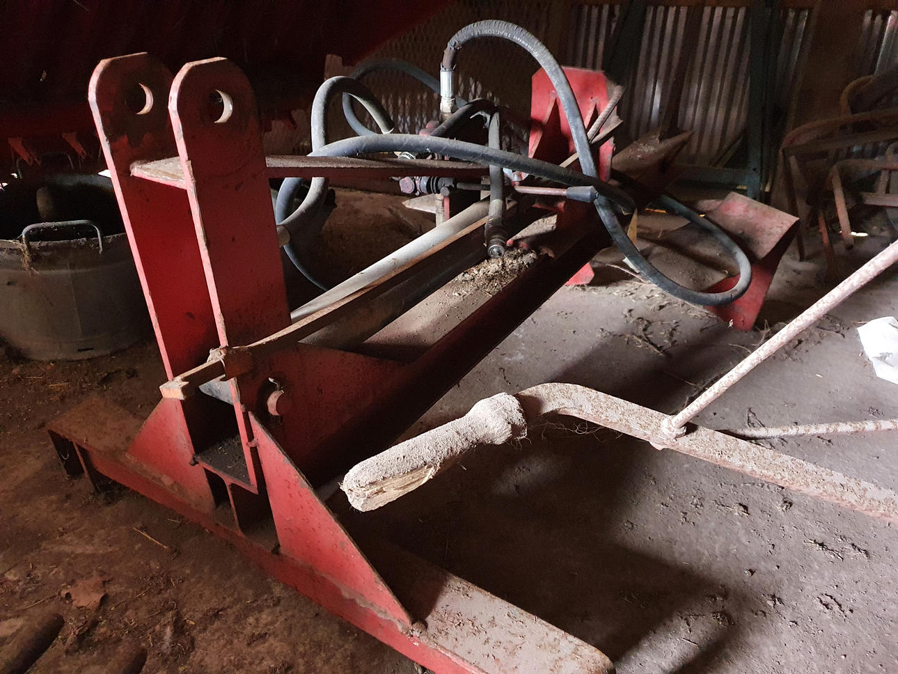 PUUNhalkaisukone traktorin kokoamiseen.