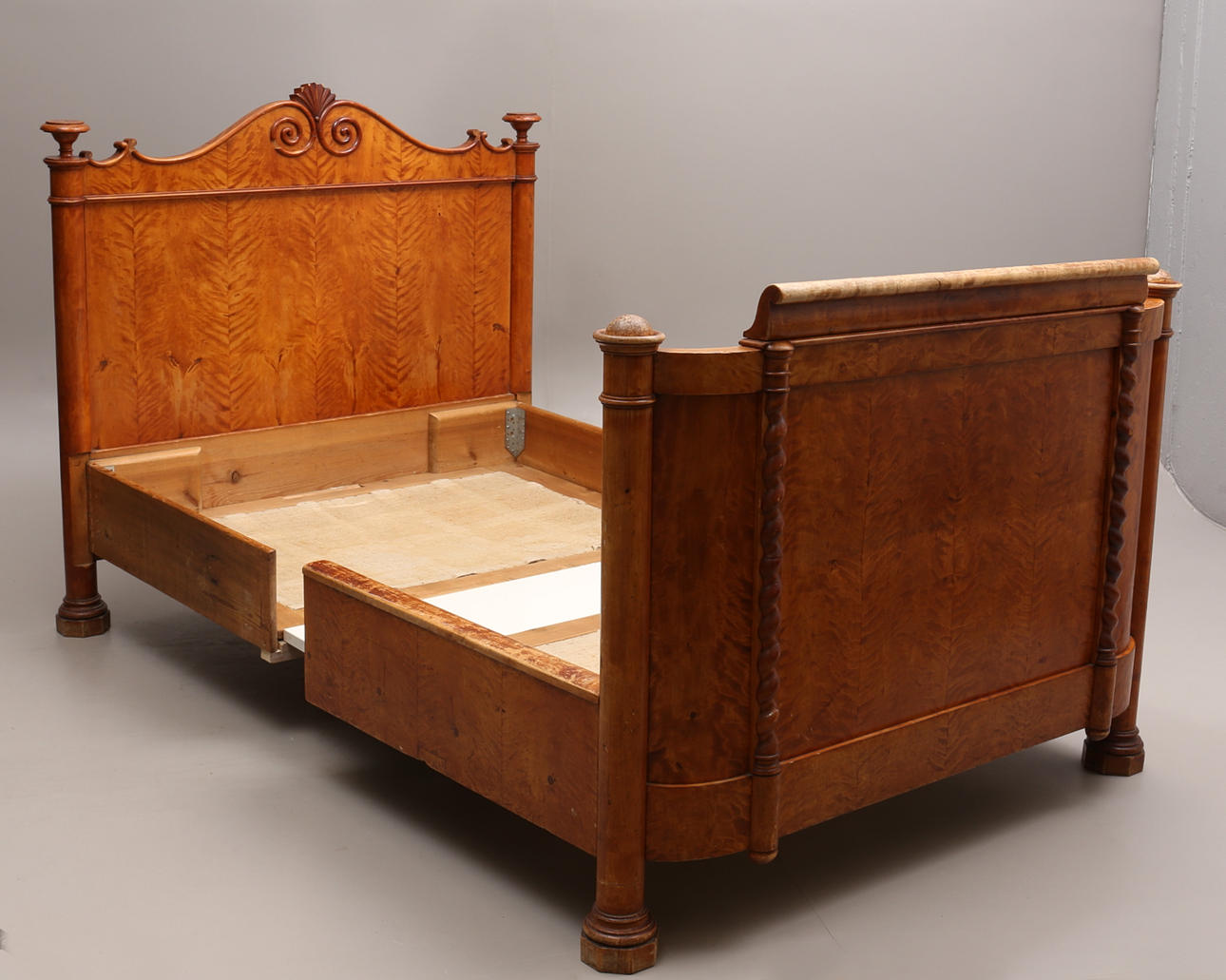 SÄNG, trä, 1900-tal.