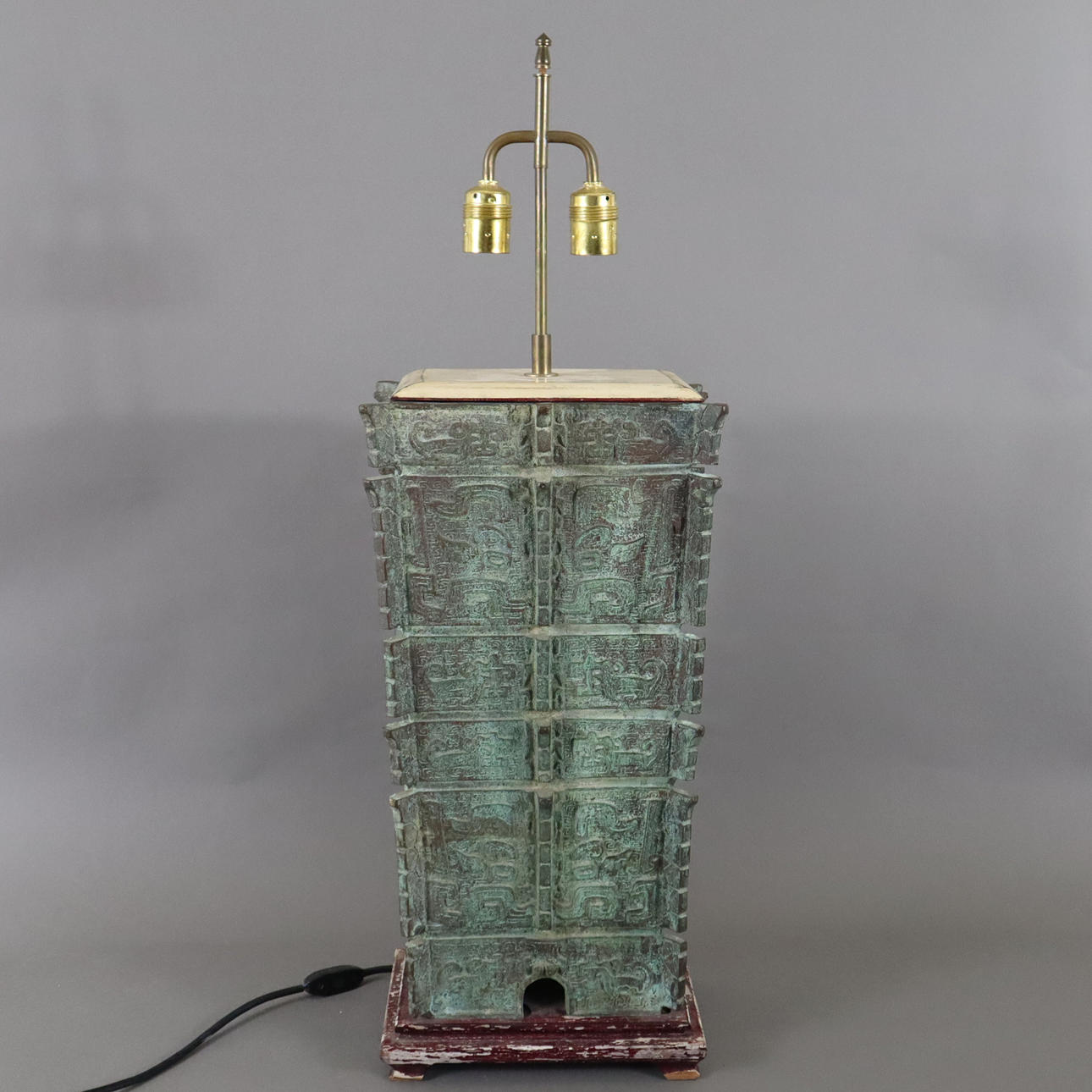 - LAMPE im archaisierenden Stil.