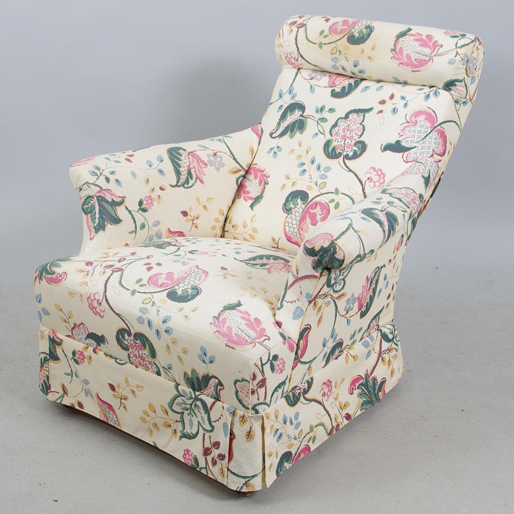 FÅTÖLJ, blommig klädsel.