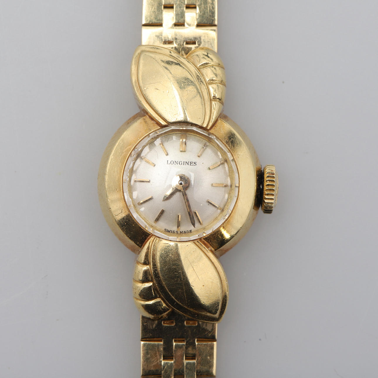 LONGINES. EN DAM 18 KARAT GULD KLÄNNING KLOCKA.