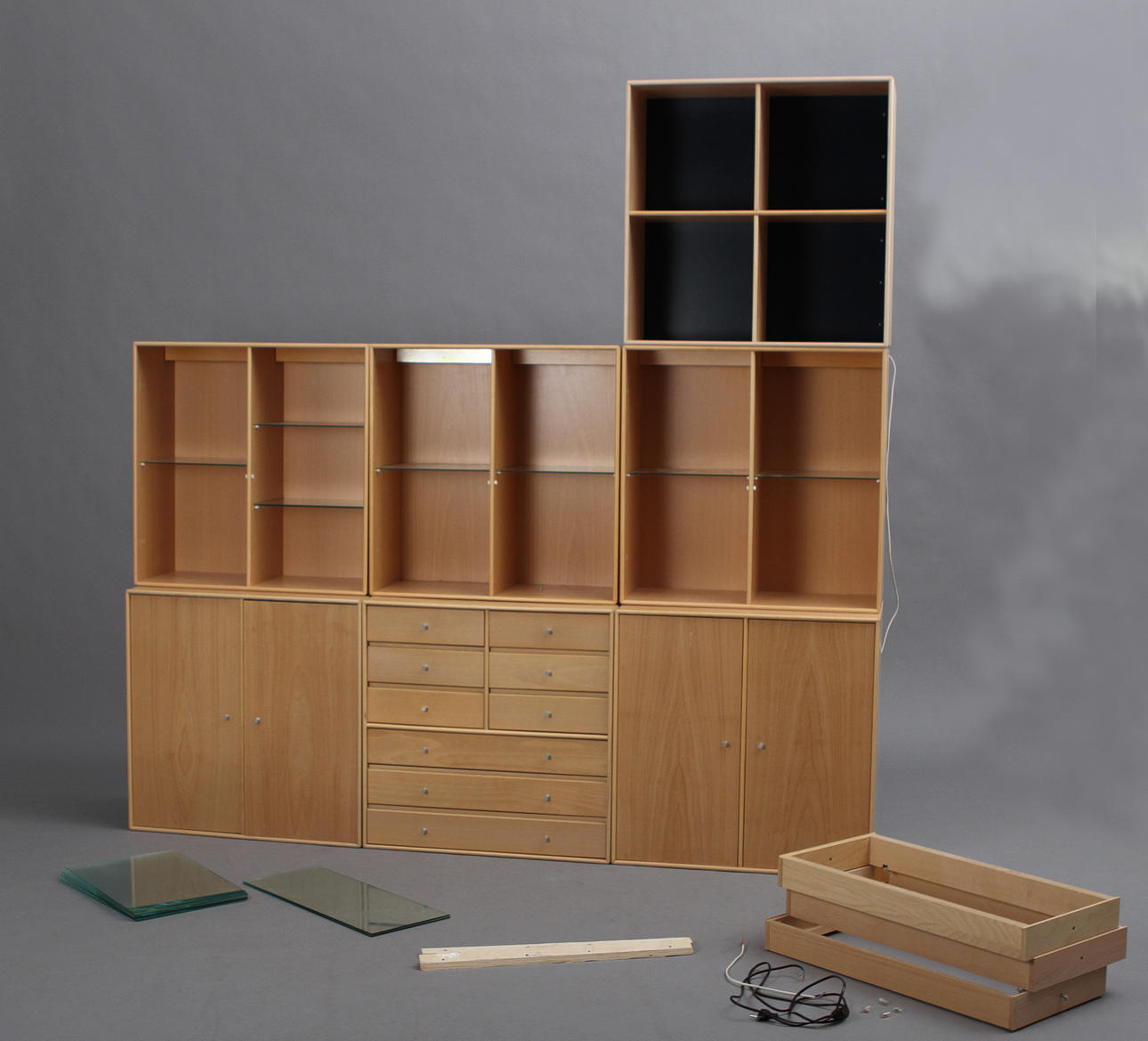 HYLLSYSTEM, 7 moduler. Peter J Lassen, Montana, Danmark.