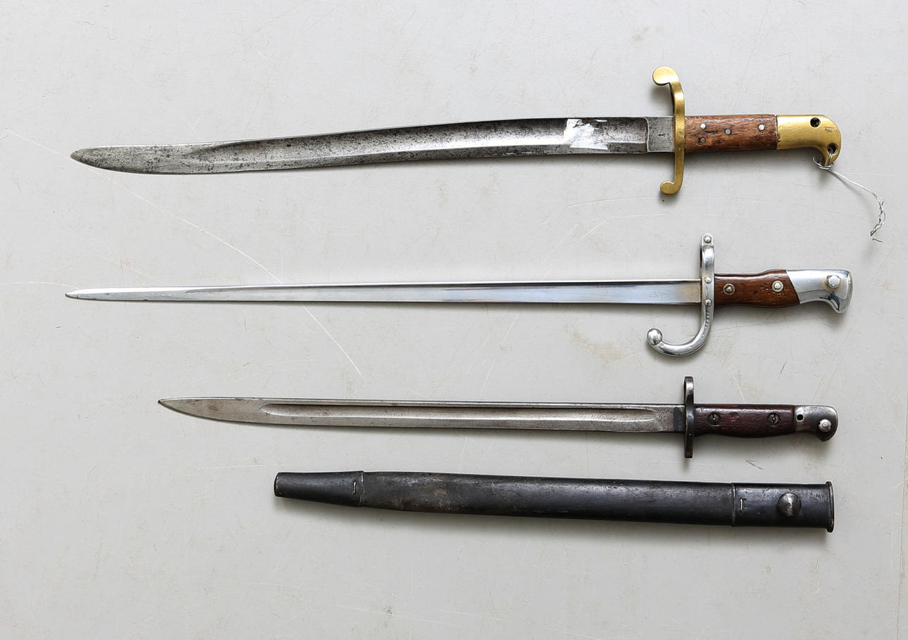 BAJONETTER, 3 st, 18/1900-tal, varav en Wilkinsson 1907.
