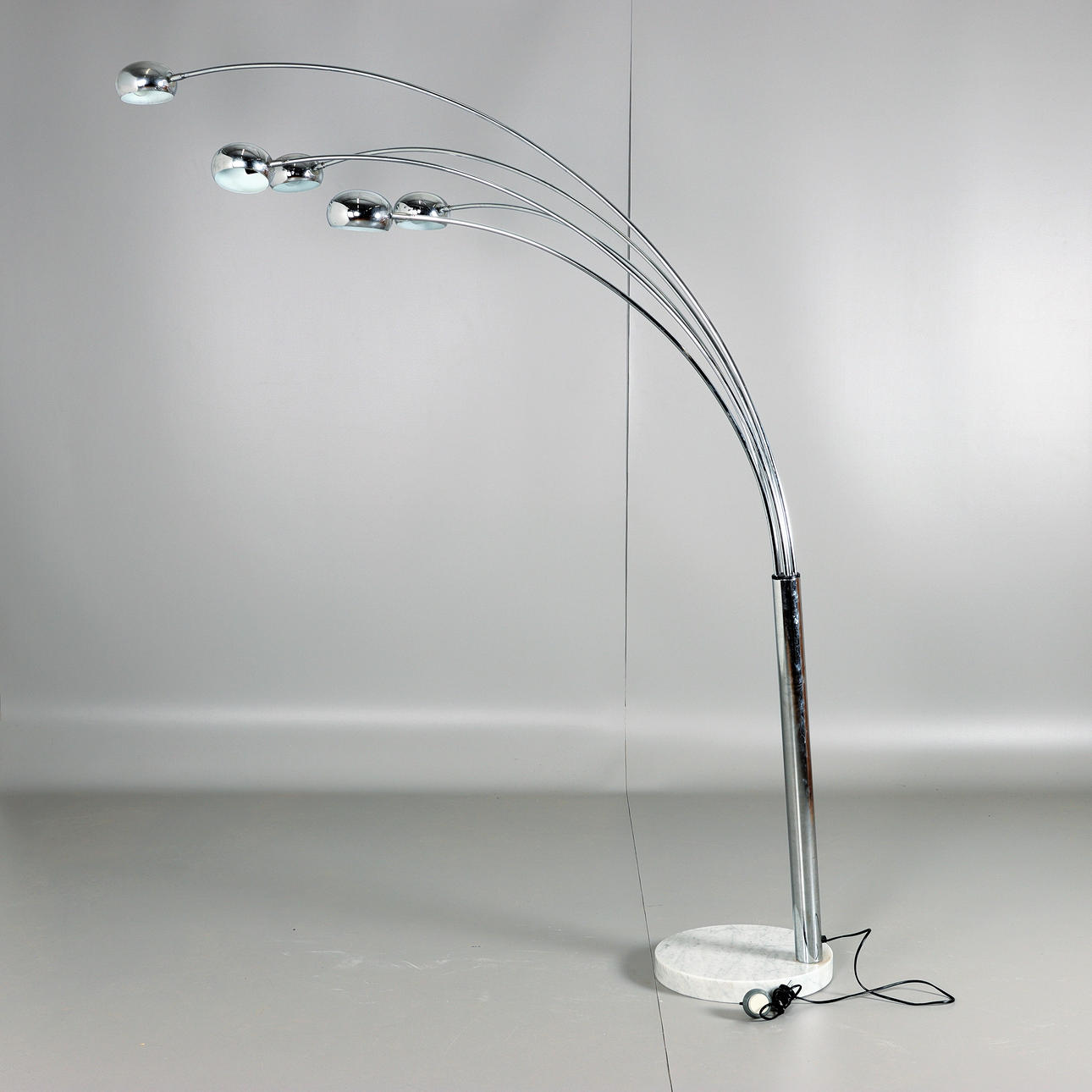 STEHLEUCHTE, 5-armig mit Marmorsockel.