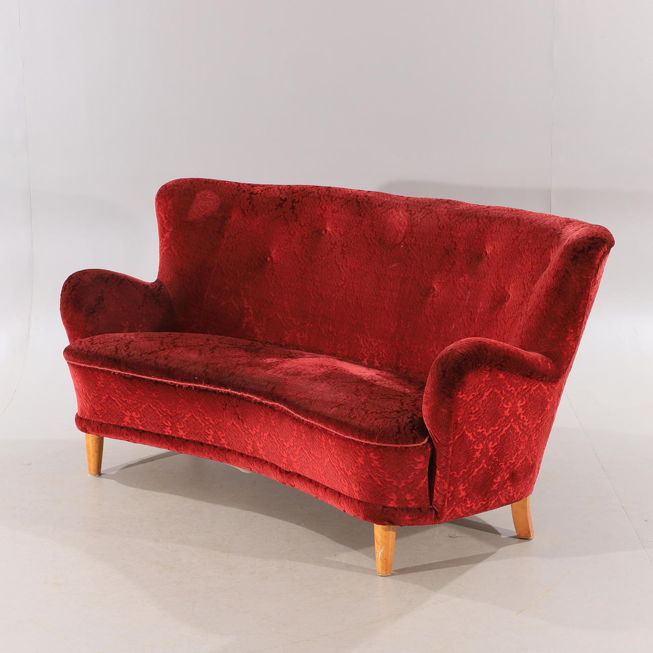 SOFA, felpa roja, estilo rococó.