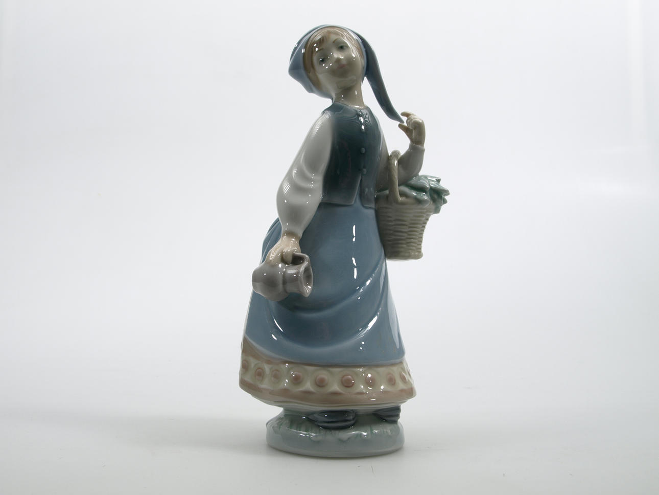 FIGURIN, porslin, Flicka med grönsakskorg, Lladro.