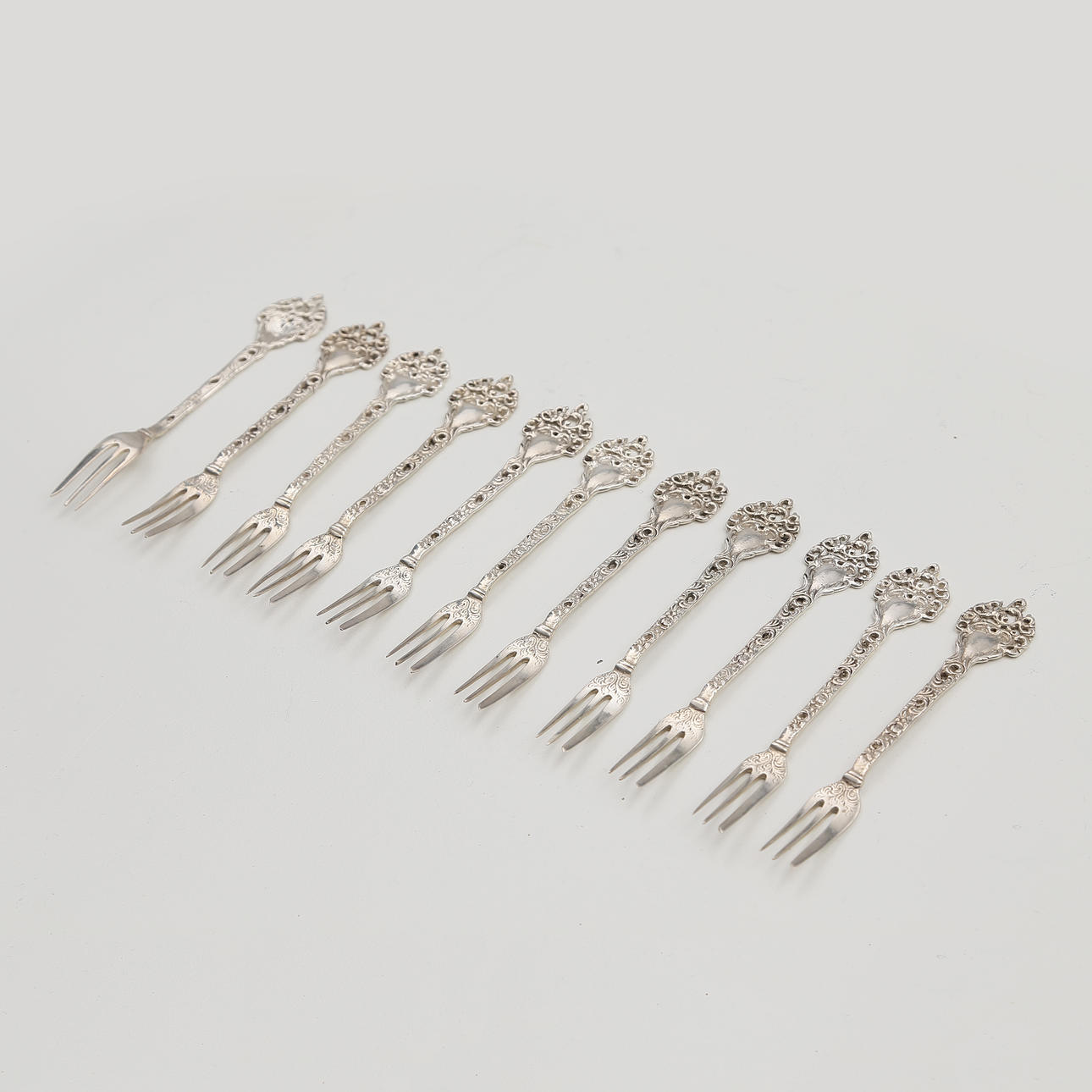 SMÅGAFFLAR, 11 st, silver, 1900-tal.