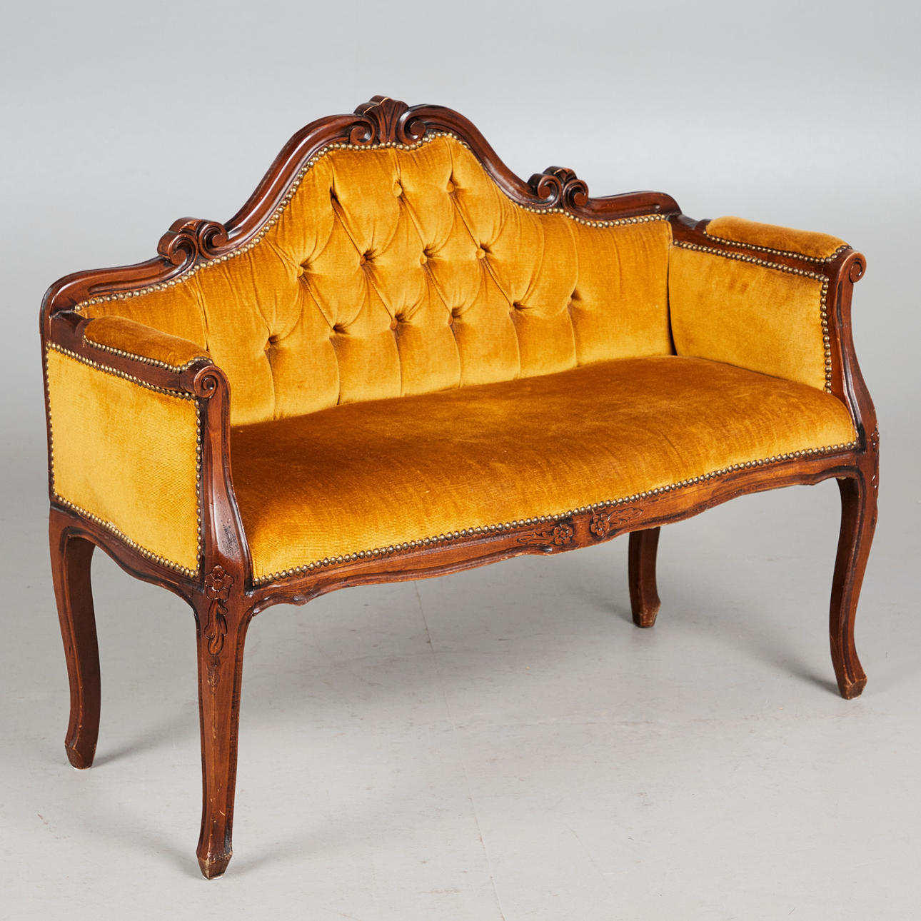 Sofá / banco de estilo barroco, madera, terciopelo.