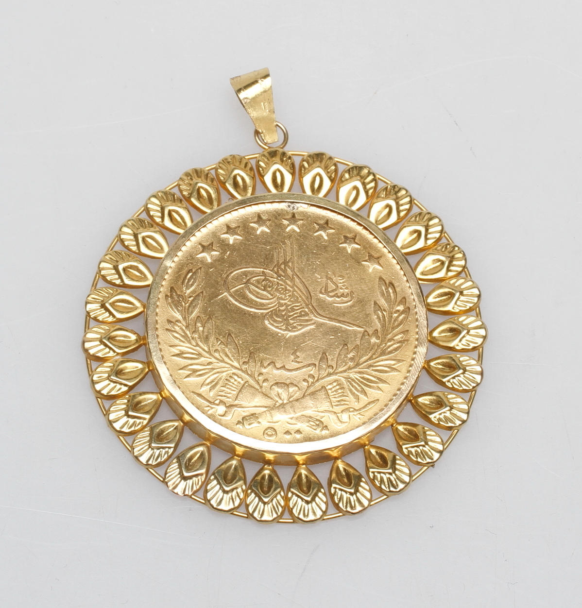 HÄNGE MED INFATTAT GULDMYNT, 14k guld, vikt ca 31,6 gr.