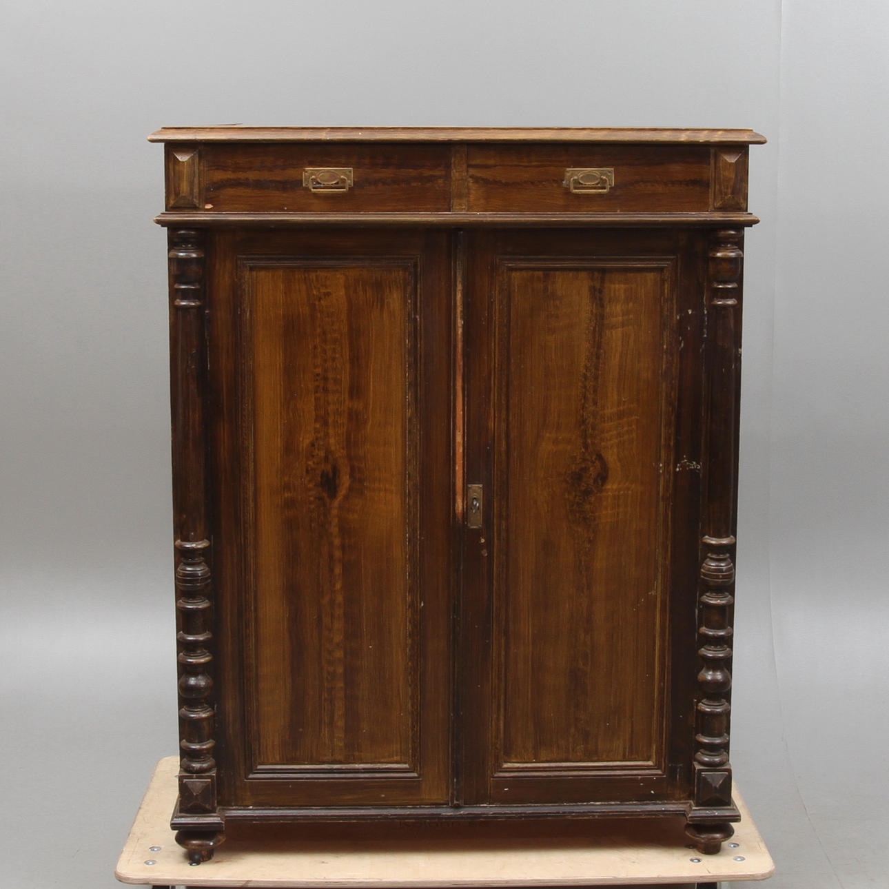 SKÄNKSKÅP, omkring sekelskiftet 1900.