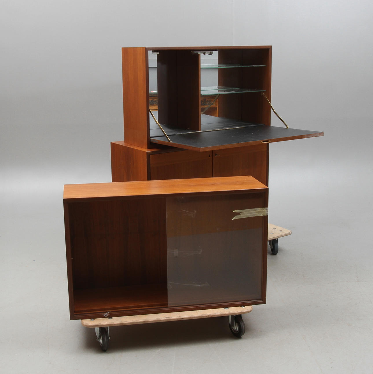 SKÅPSYSTEM med vitrin samt barkåp, 3 delar, omkring 1900-talets mitt.