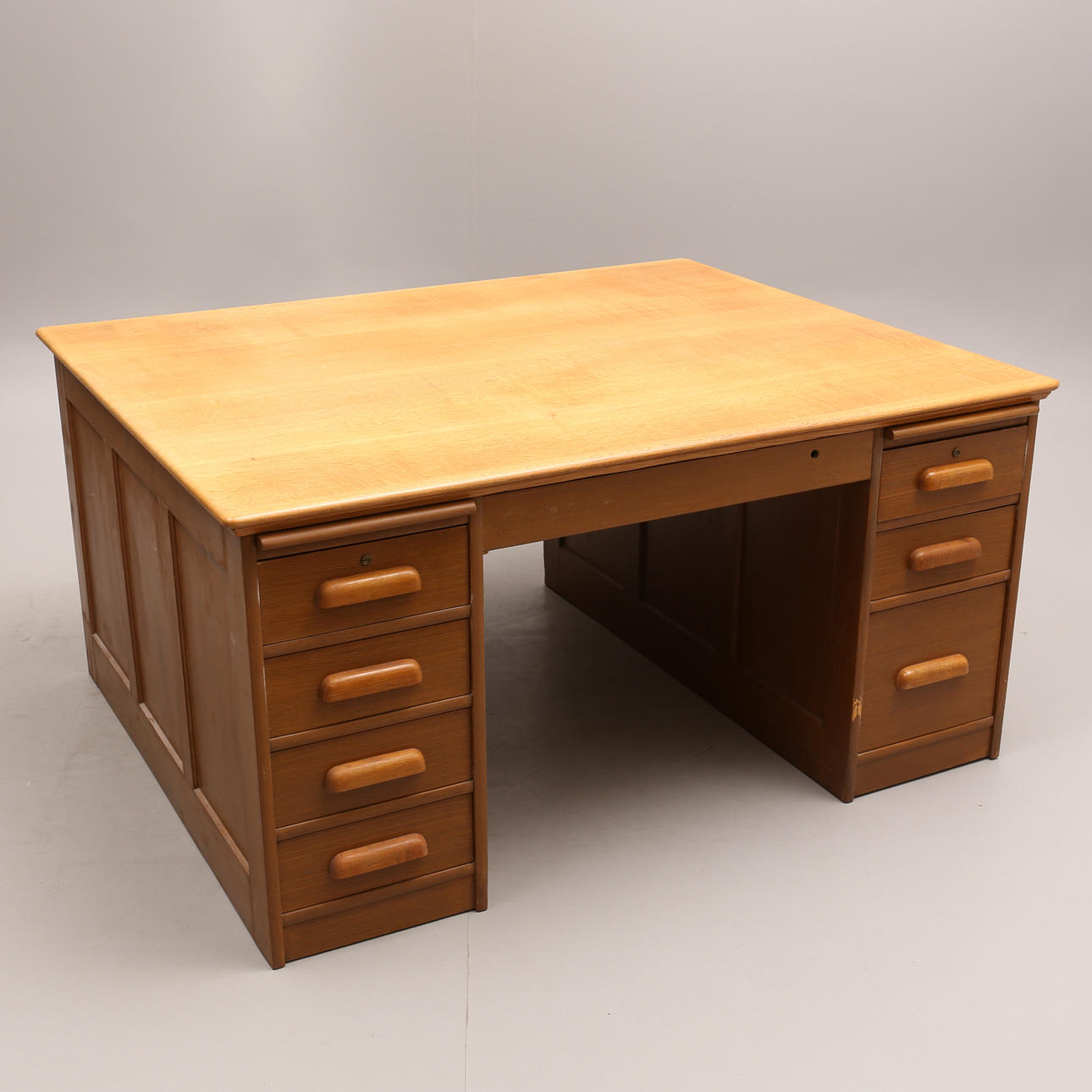 DUBBELSKRIVBORD, ek, omkring 1900-talets mitt.