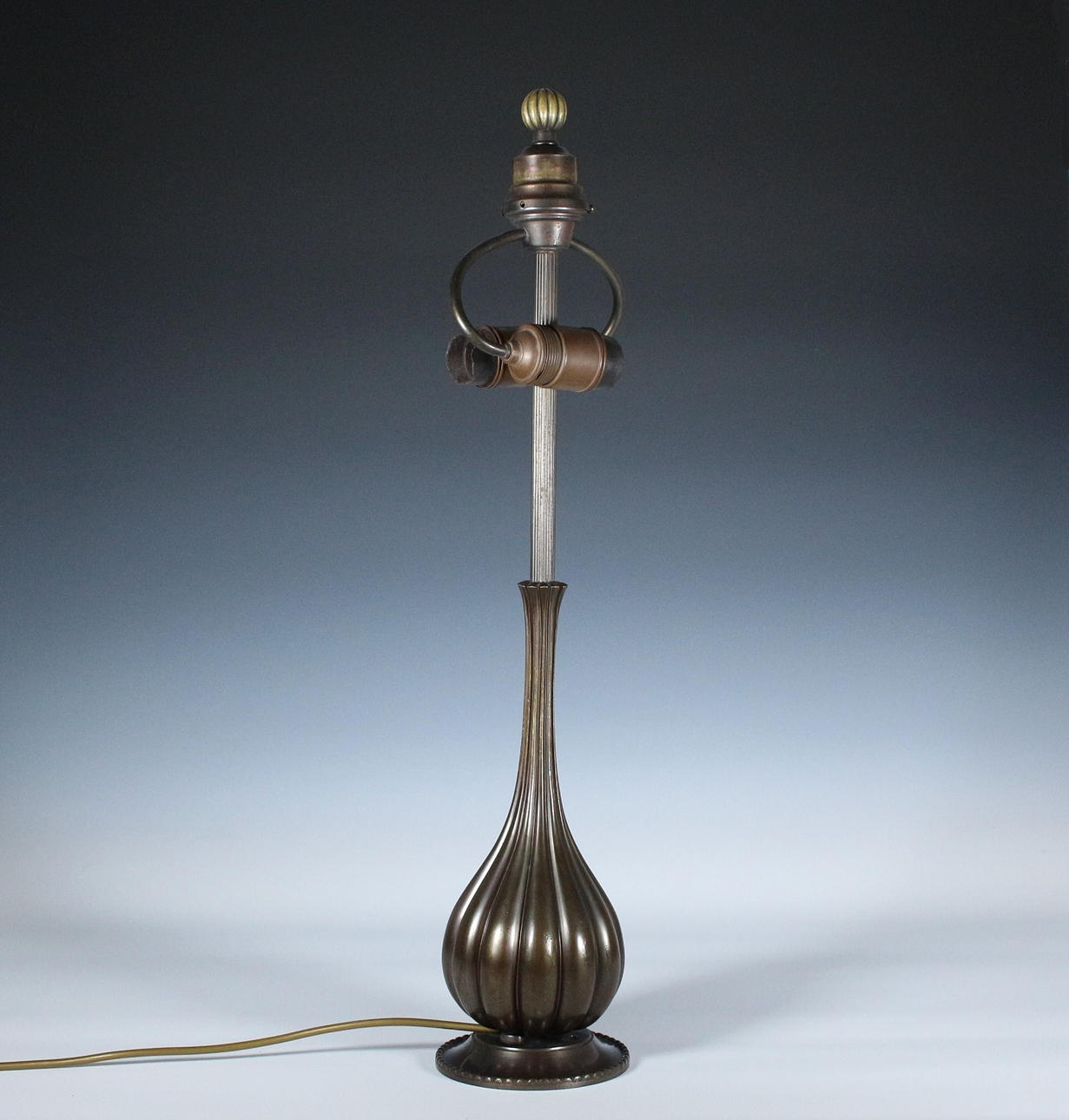 JUST ANDERSEN. Bordlampe lavet af diskometal.