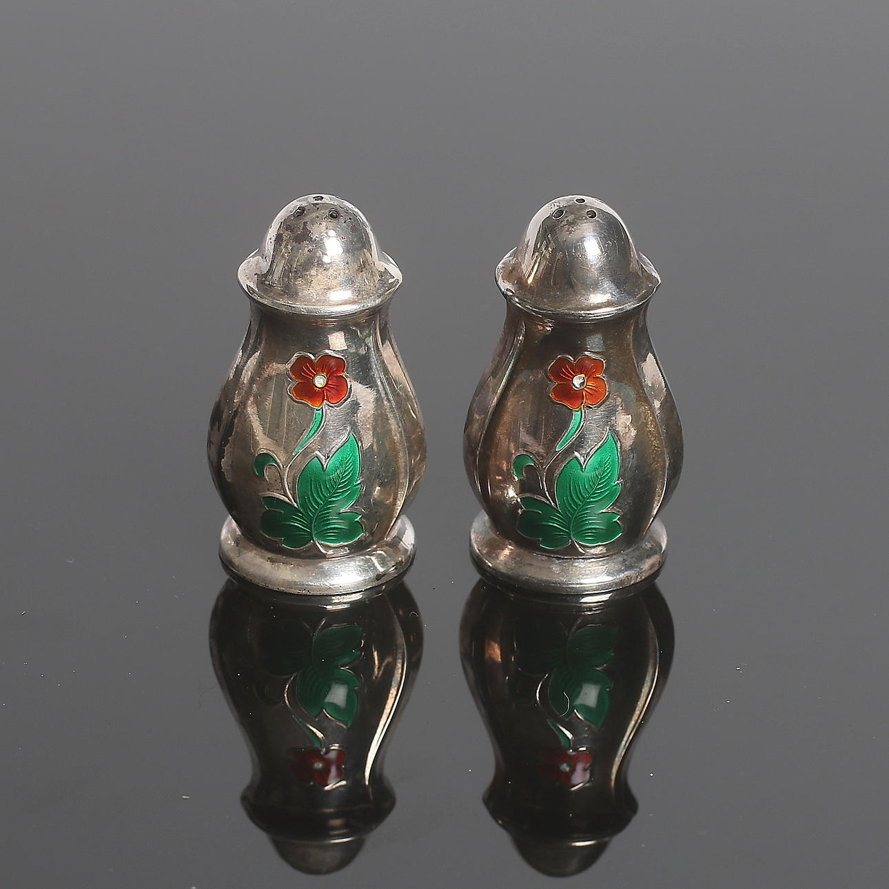 STRÖARE, 2 st, Sterling silver och emalj, MEKA, Holte, Danmark, vikt 42 gram.