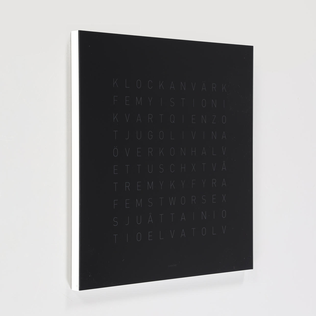 RELOJ DE PARED "QlockTwo", diseño Biegert & Funk.