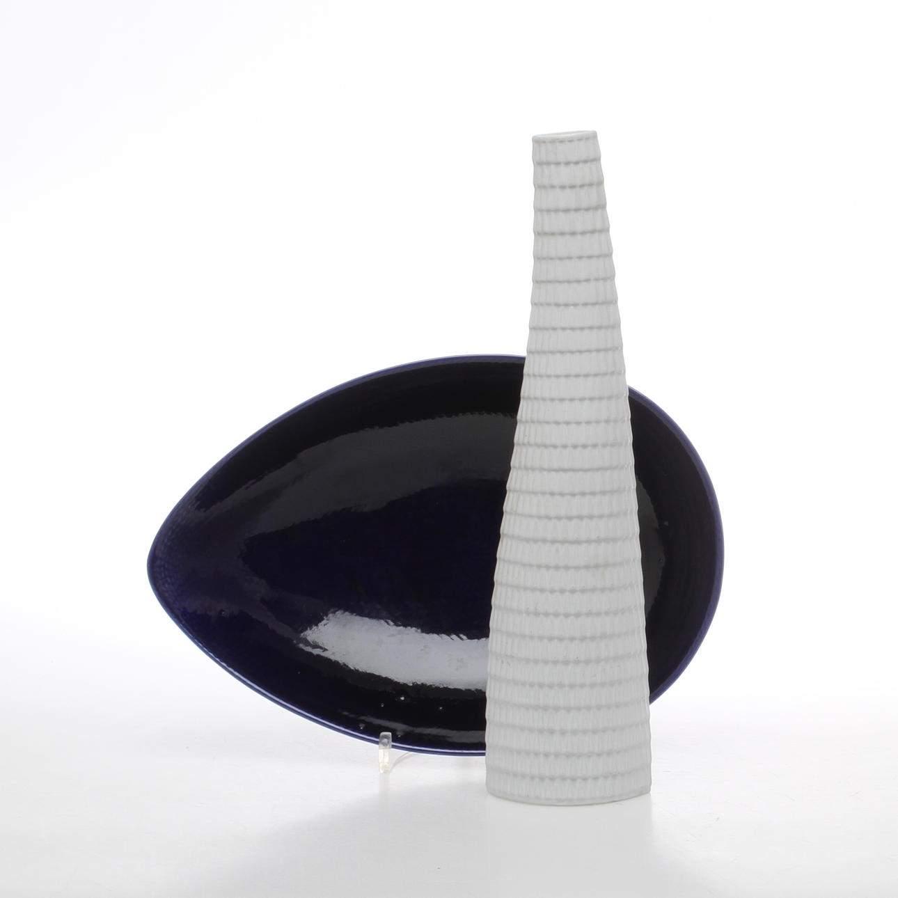 VAS "Reptil", Stig Lindberg, Gustavsberg samt SKÅLFAT "Blå eld", Hertha Bengtsson, Rörstrand, 1900-talets andra hälft.