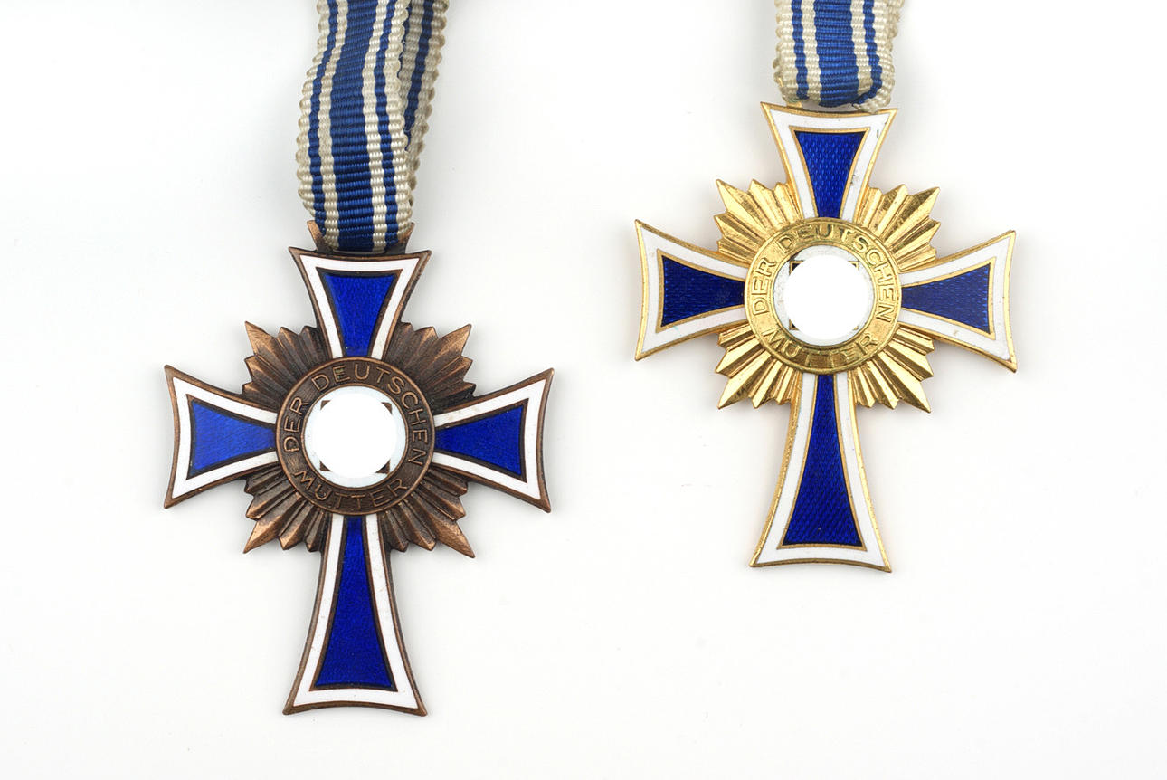 BLANDAD LOT 2 MOR KORSAR 1 och 3 steg, 2 vardera -formen. Tredje riket.