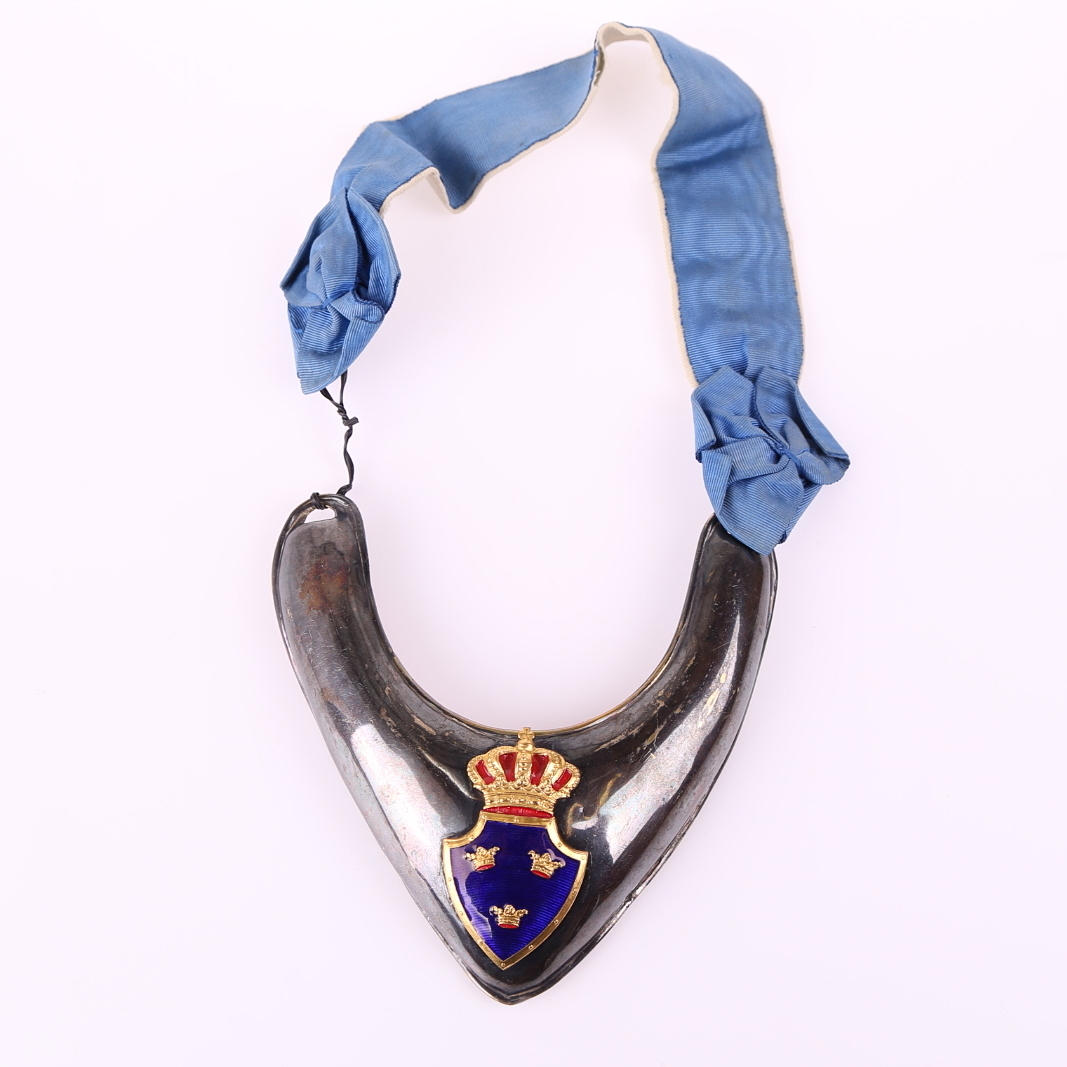 DAGBRICKA med tygband, metall, äldre officer, 1900-tal.