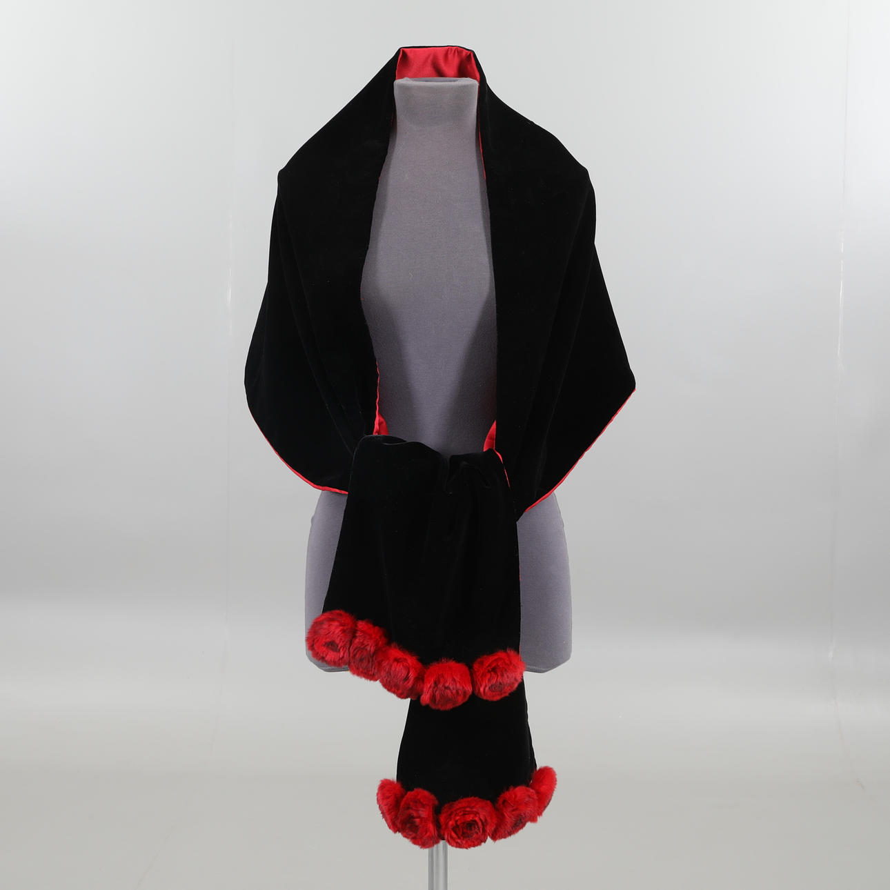 STUHL, Schal, Samt, Fell, Ilana Wolf.