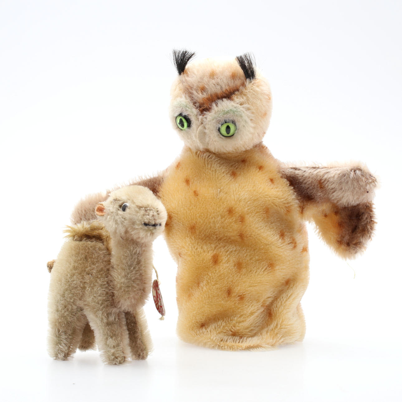 SPIELZEUG, 2 Teile, in Form einer Eule mit Steiff-Marke und eines Dromedars mit Suzy-Qualität.