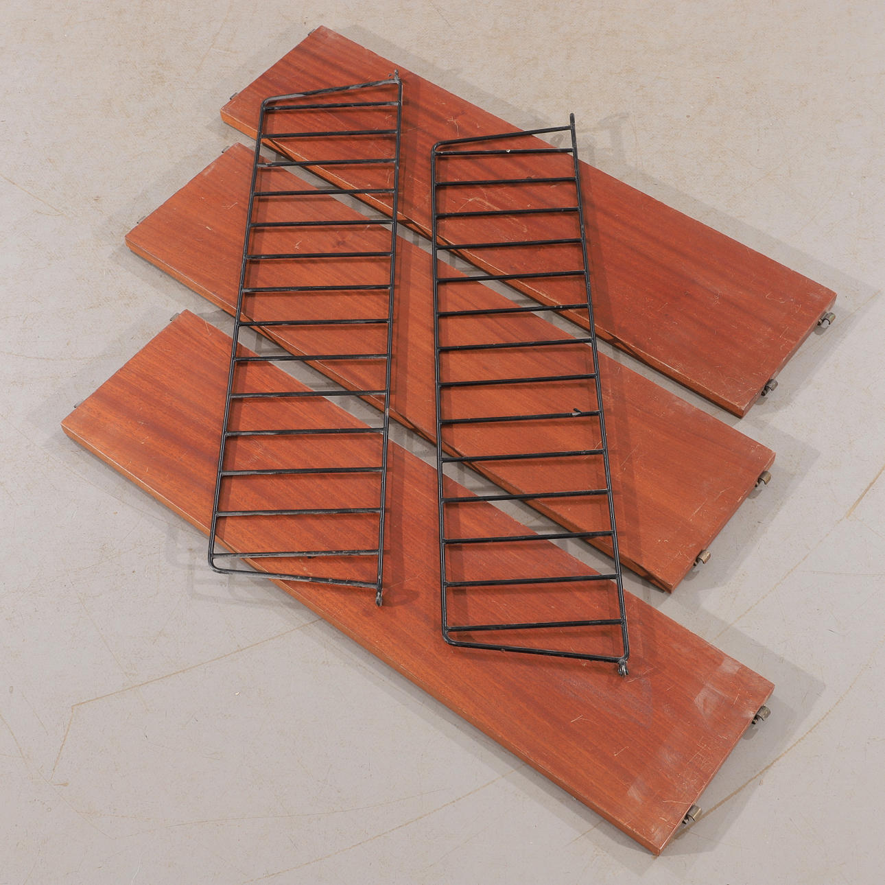 WALL SHELF, string model, mahogany, mid-20th century.