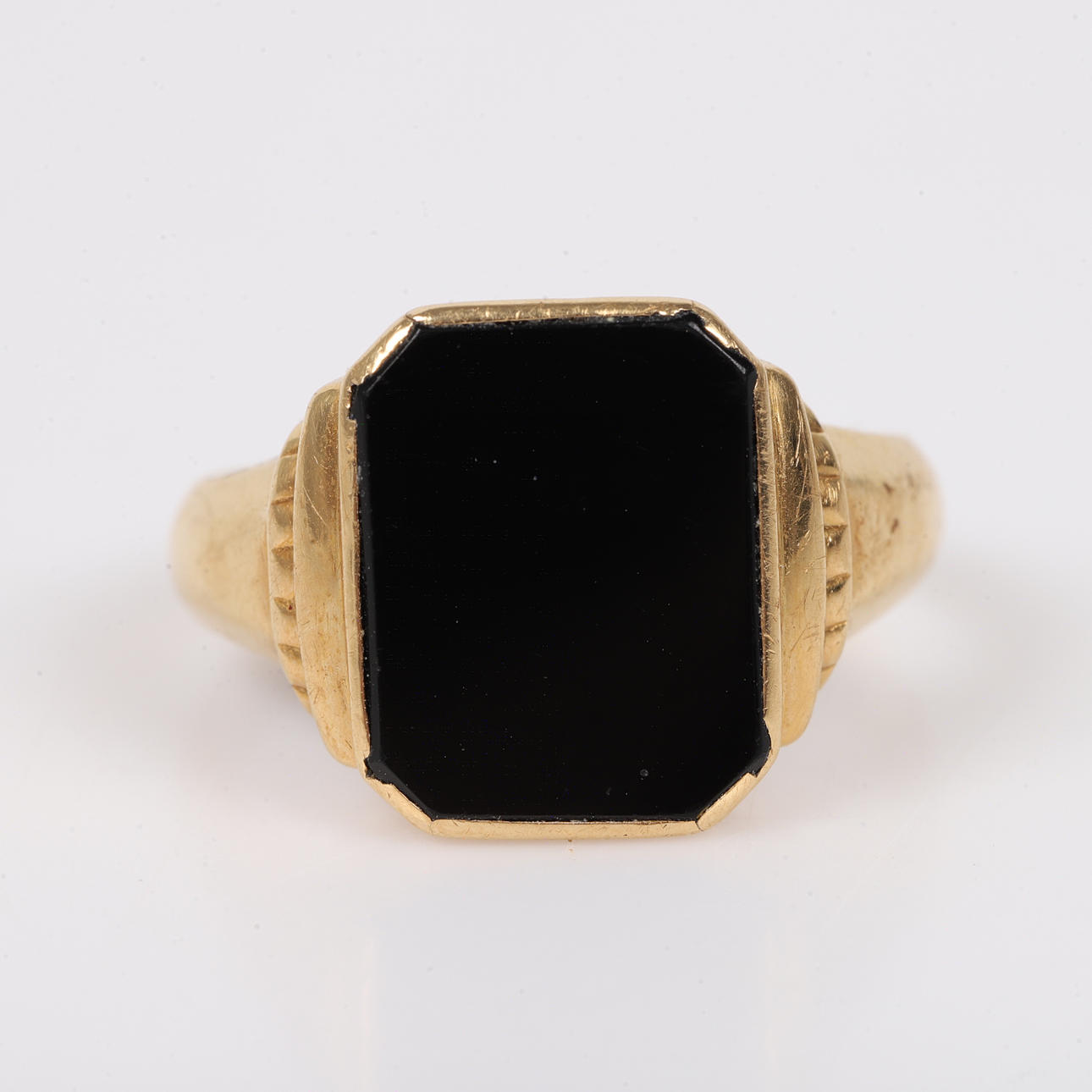 KLACKRING, 18 K guld med svart sten.