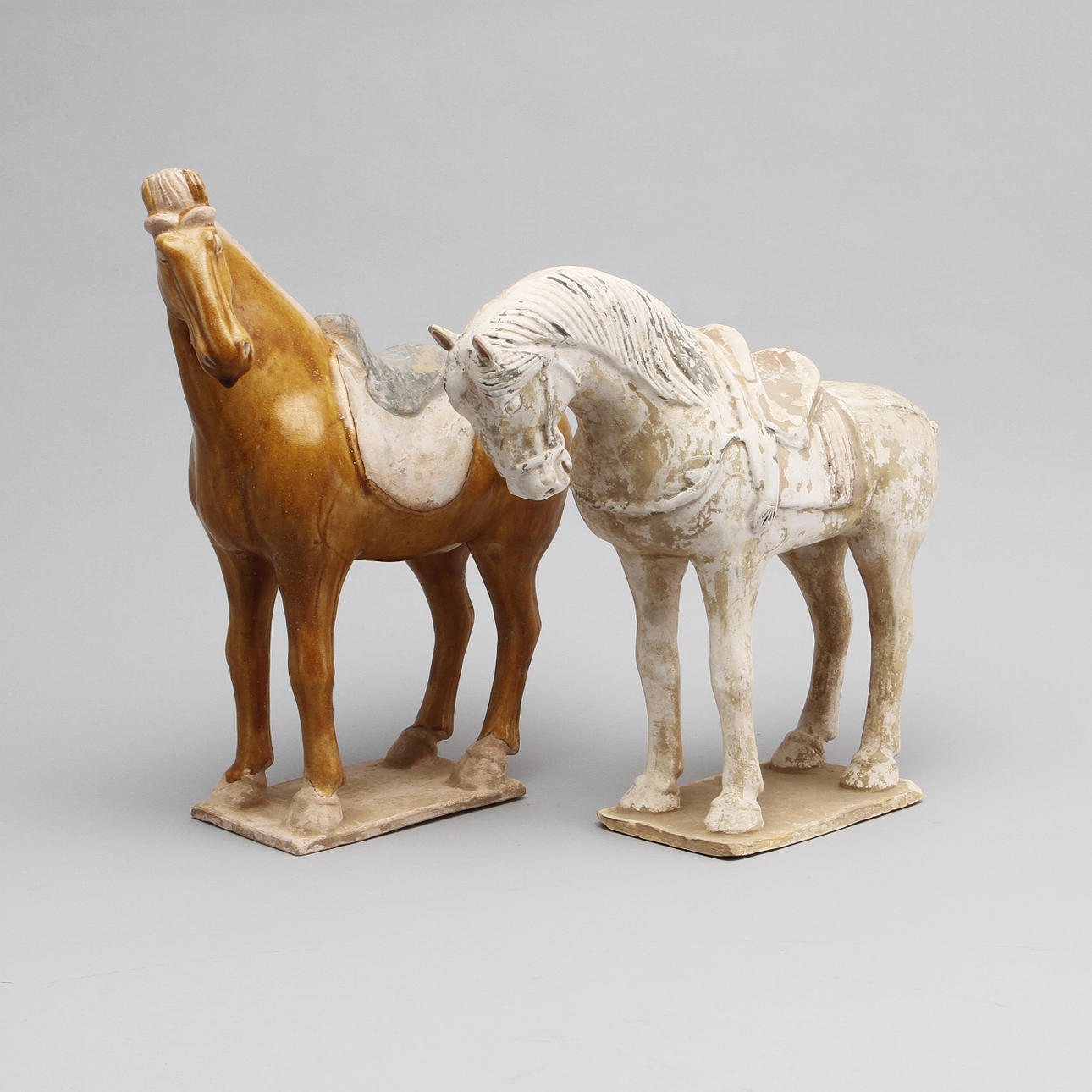 FIGURINER, lergods, ett par, Tang-stil. Kina.