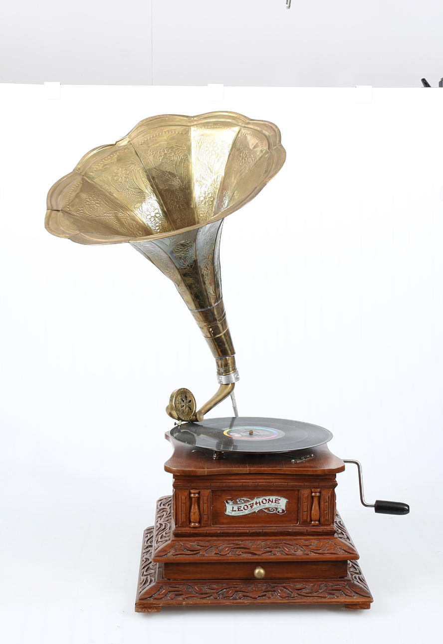 TRAGGRAMOFON, træ og metal, leofon, 1900-tallet.