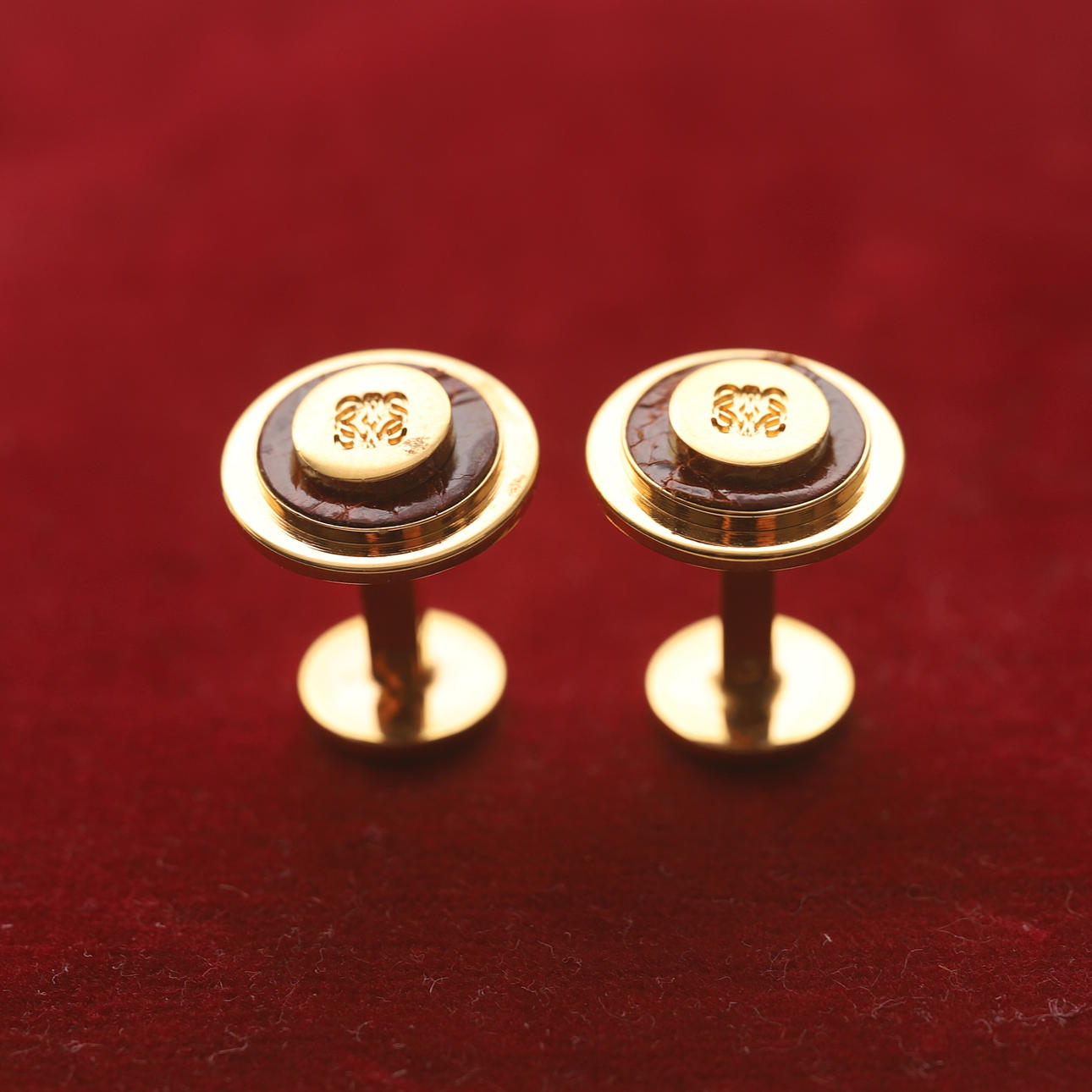 MANSCHETTENKNÖPFE, Loewe, goldenes Metall und Leder.