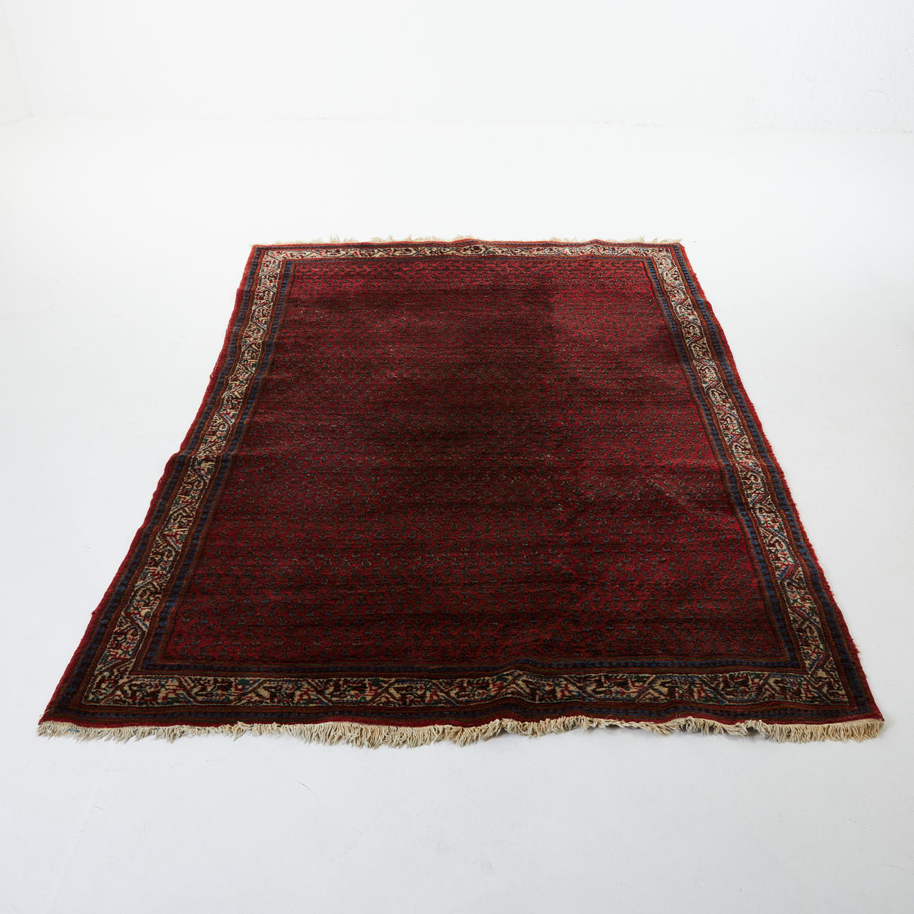 ORIENTALISCHER TEPPICH, roter Hintergrund.