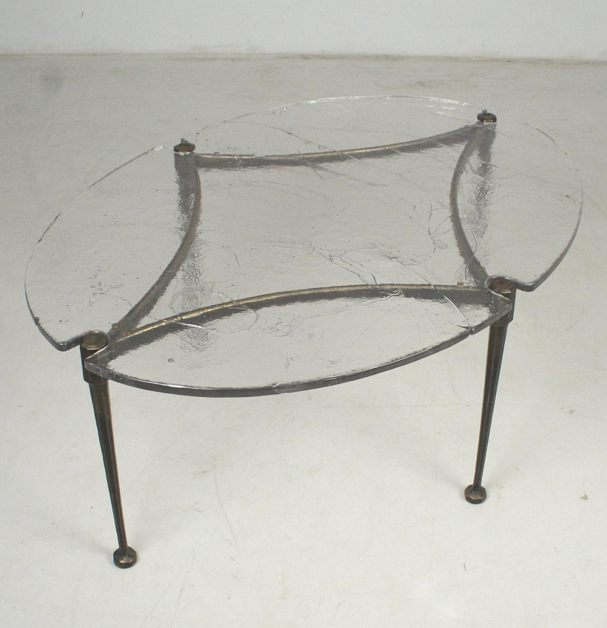 LOTHAR KLUTE. Mesa de centro bronce y vidrio fundido.