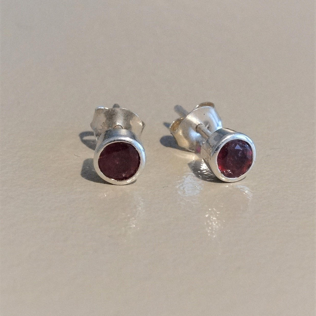 CEYLON-RUBIN, ørestikker, i klassisk rubinrød.