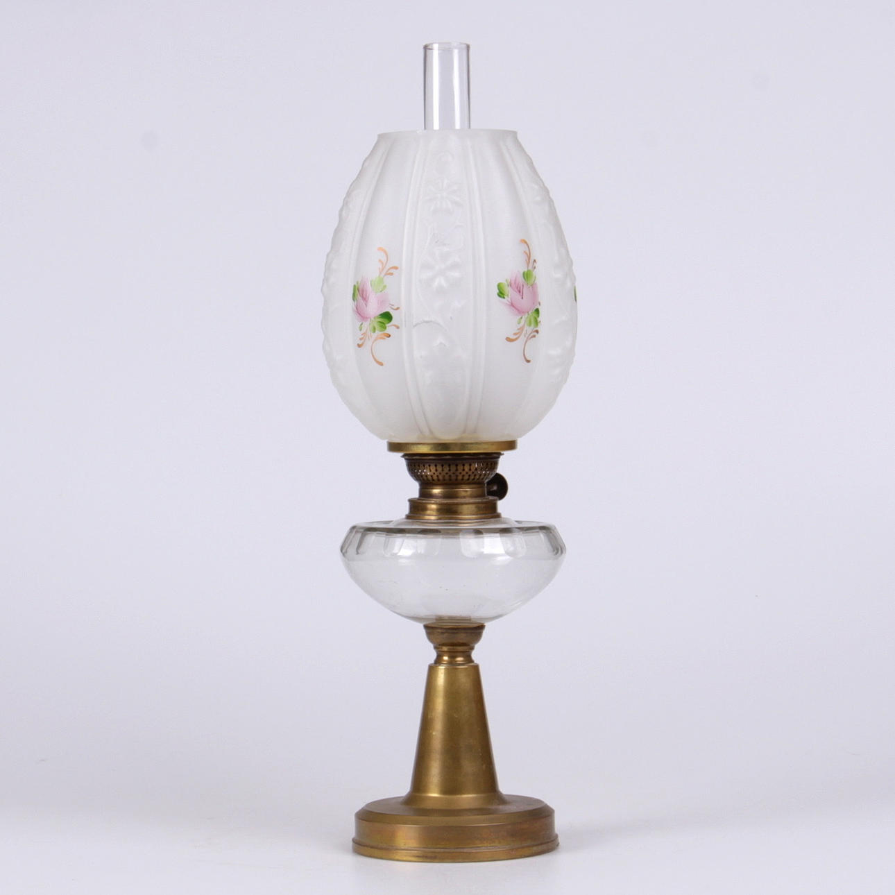 BORDSFOTOGENLAMPA, med fot av mässing, 1900-tal.