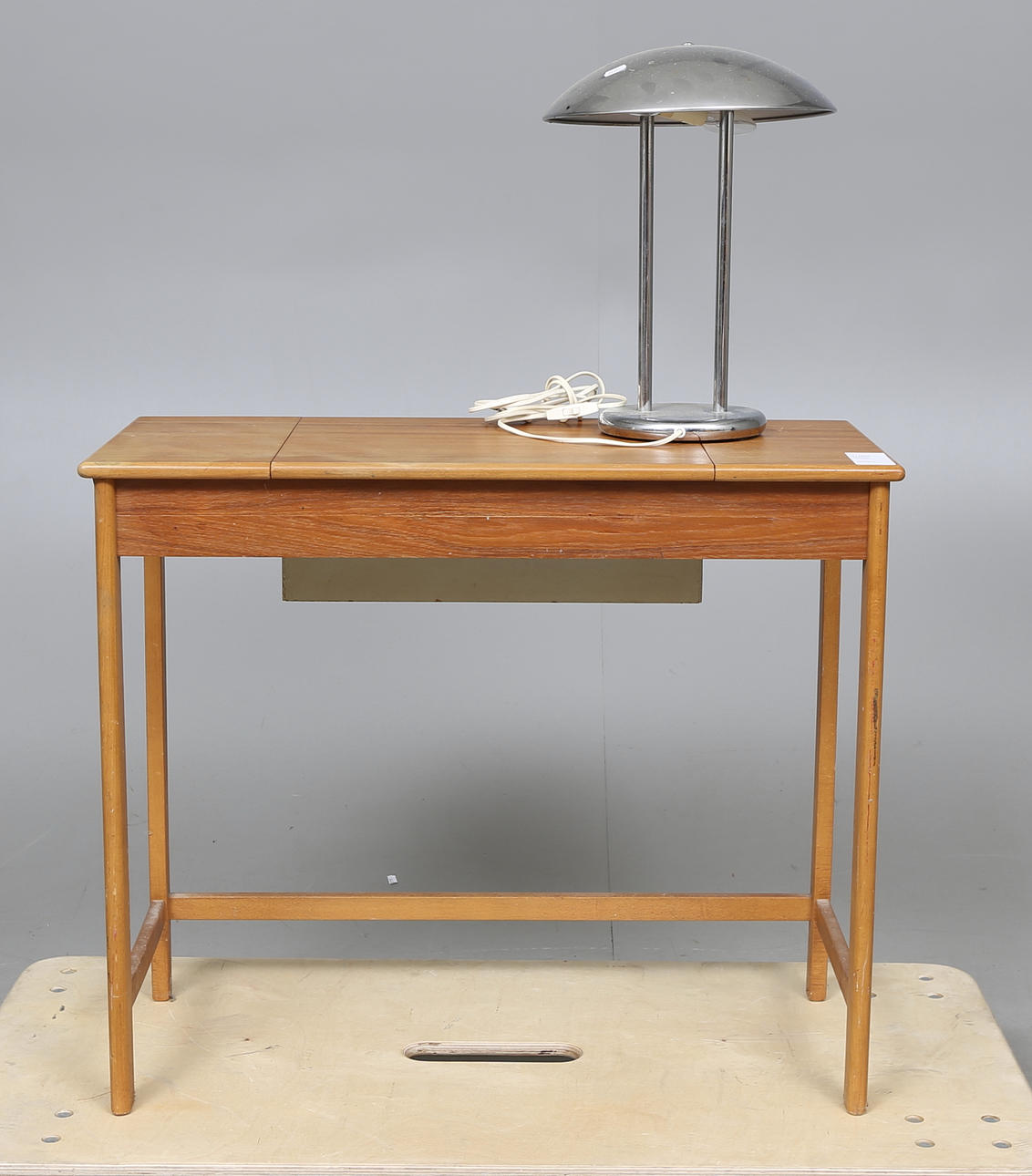 TOALETTBORD, 1960-tal samt BORDSLAMPA, 1900/2000-tal.