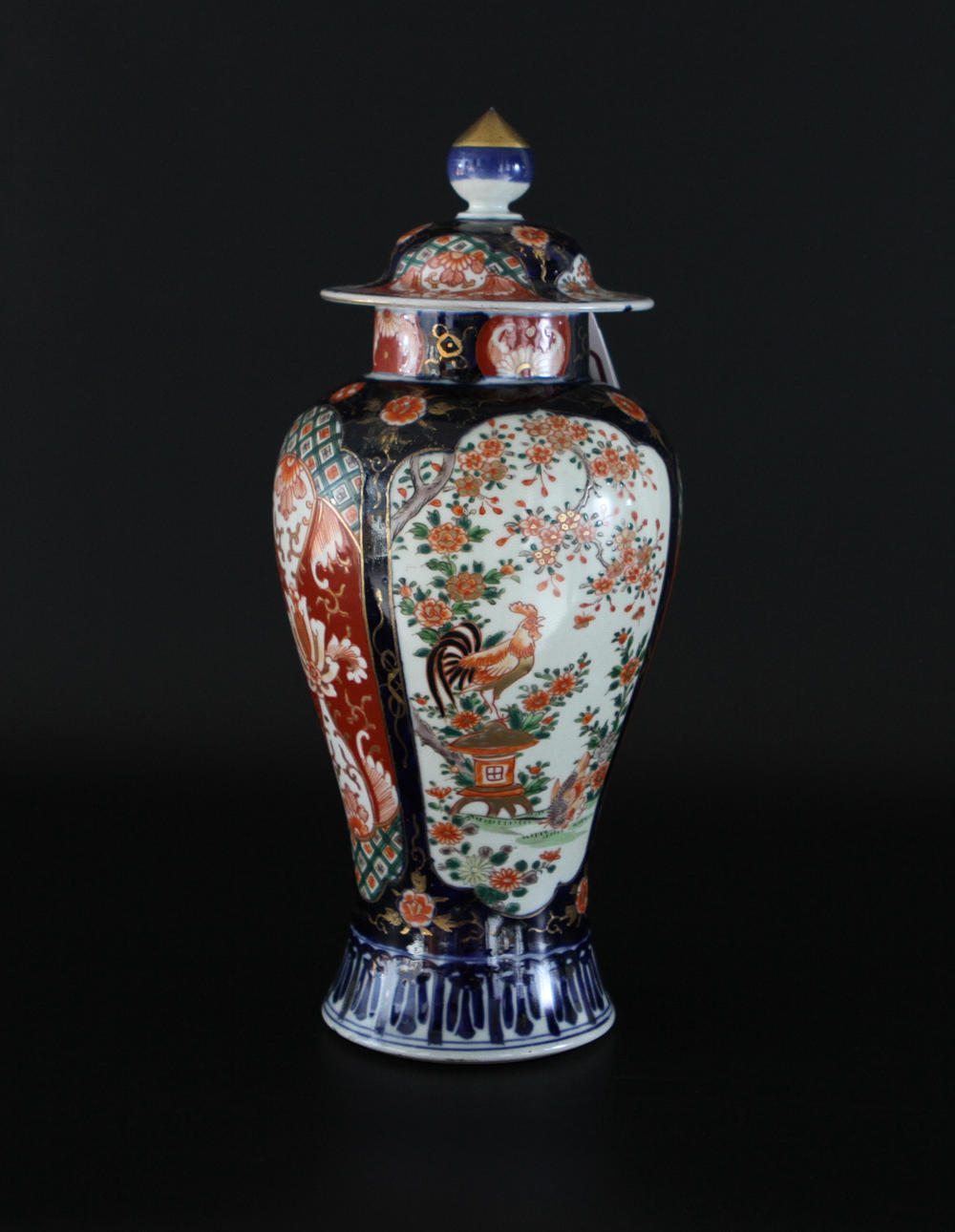 LOCKURNA samt FAT, porslin, Japan, 1800/1900-tal.