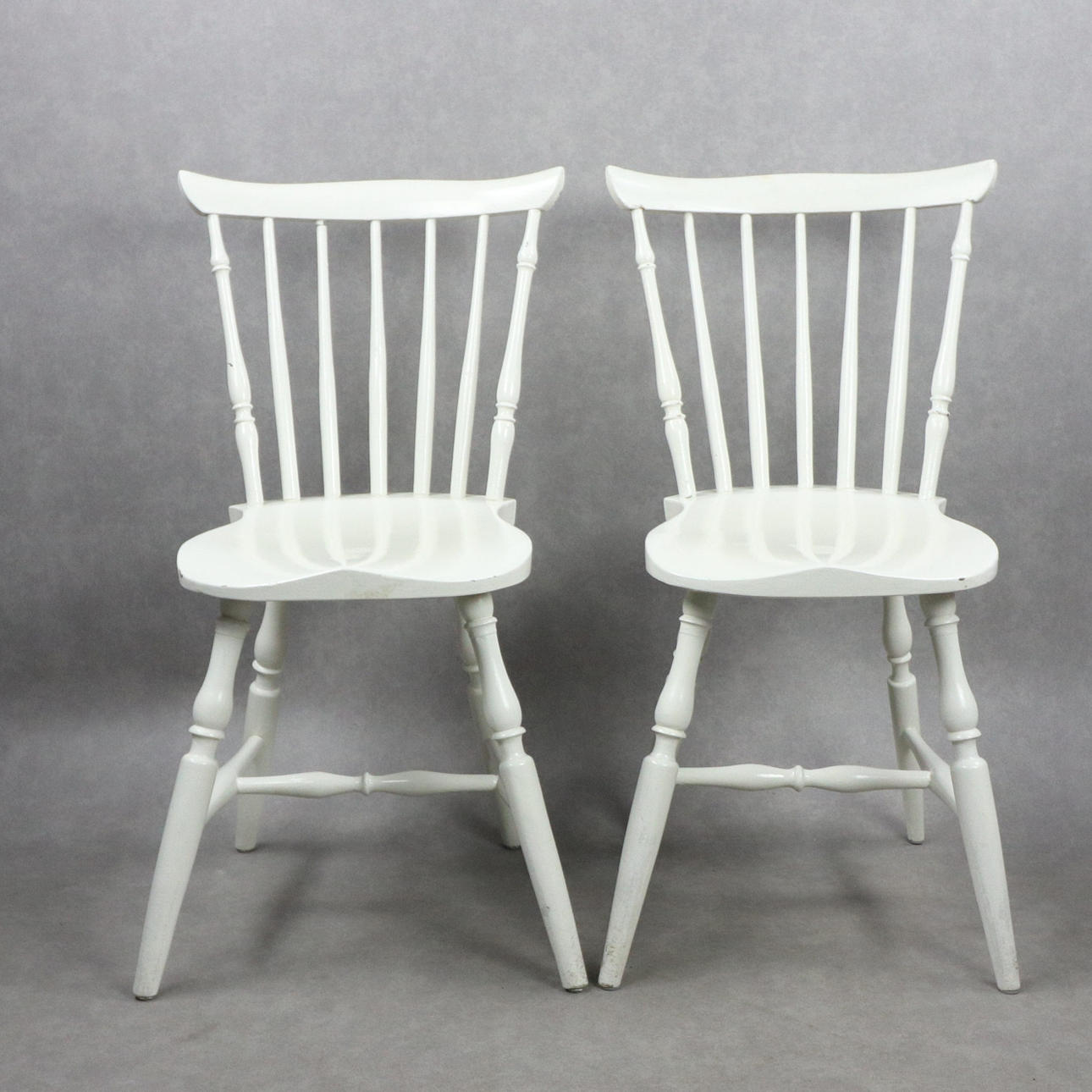 PINNSTOLAR, ett par, bemålade, 1900-tal.