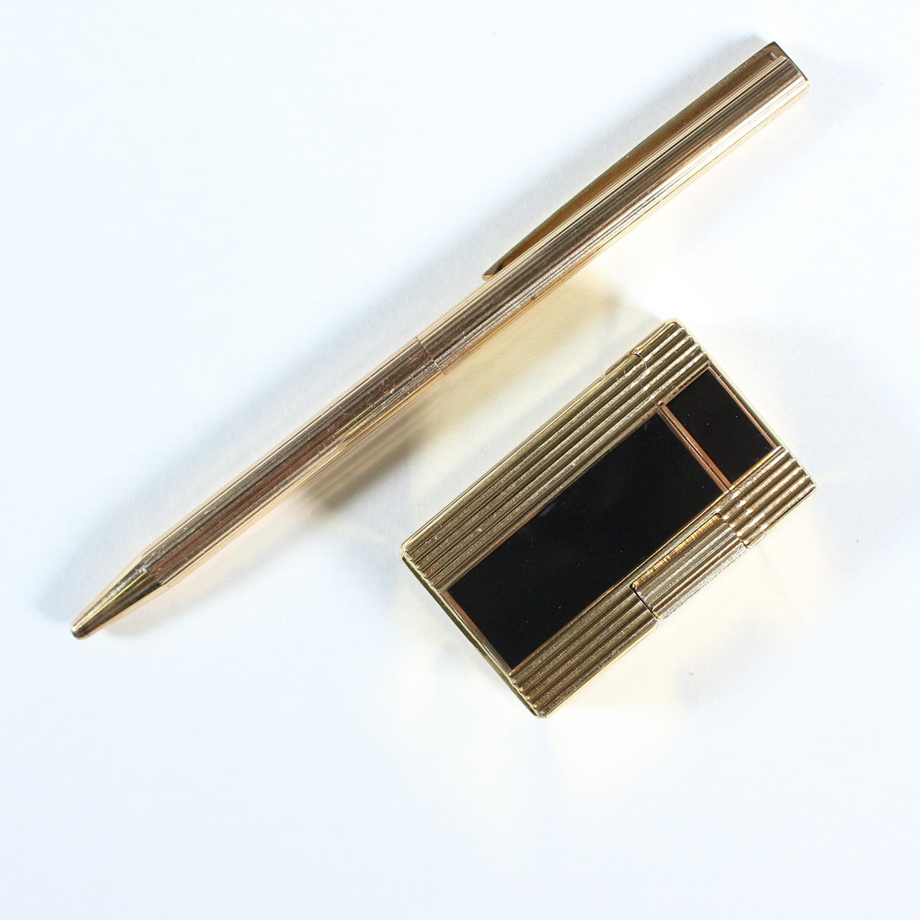 DUPONT. Feuerzeug und Kugelschreiber.