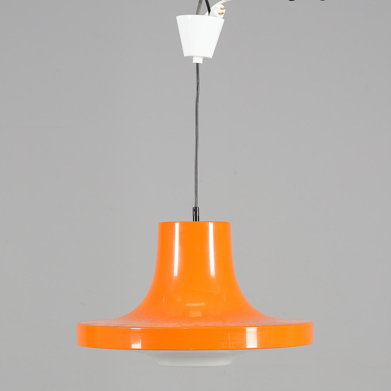 KATTOVALAISIN, lakattua metallia, muovikupu, luultavasti 1970-luku.