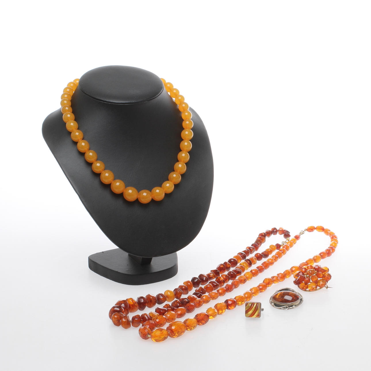 SMYCKEN, 6 delar, bärnsten/bärnstensimitation. 1900-tal.