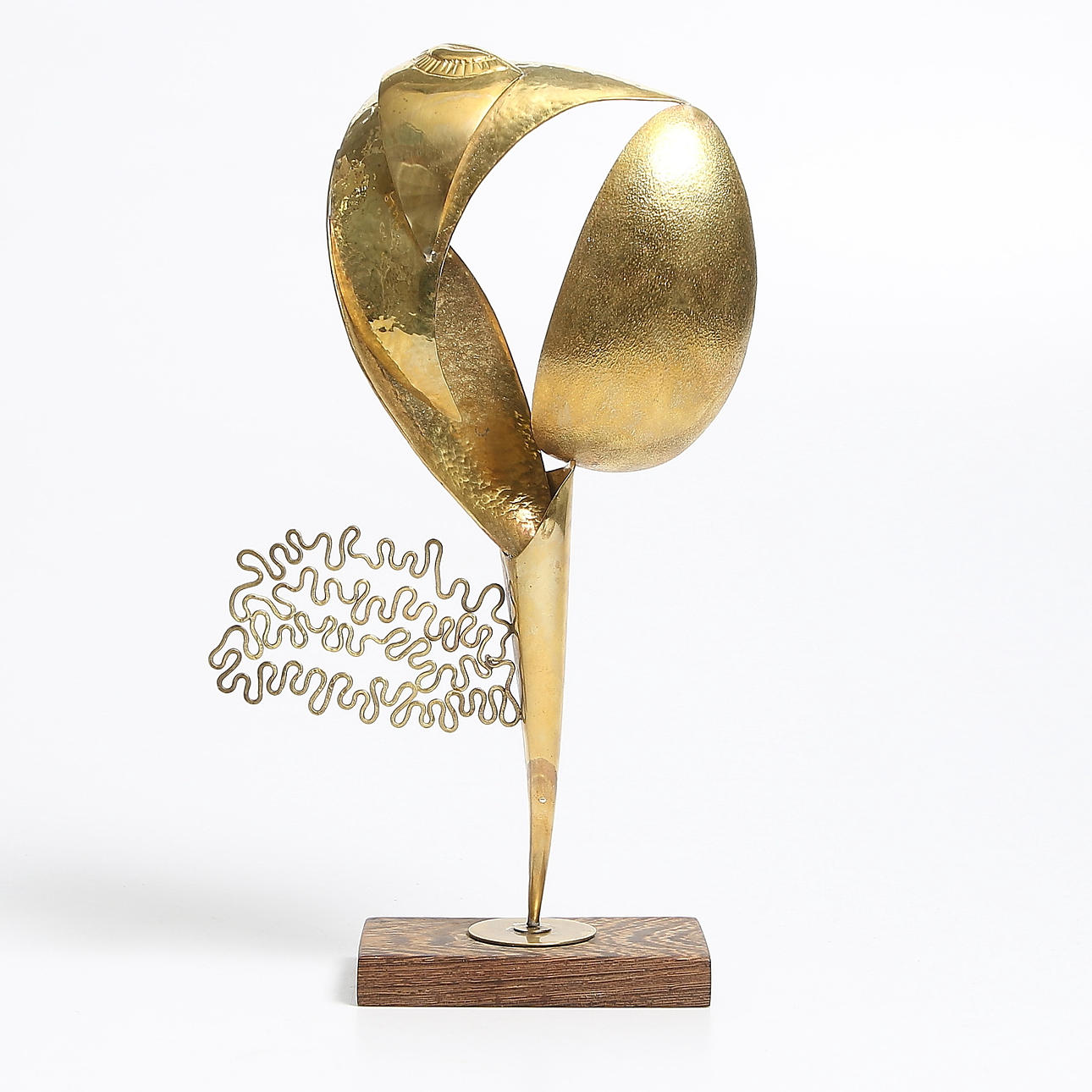 TOR GUNDERSEN. Skulptur, mässing samt trä, "Fenix".