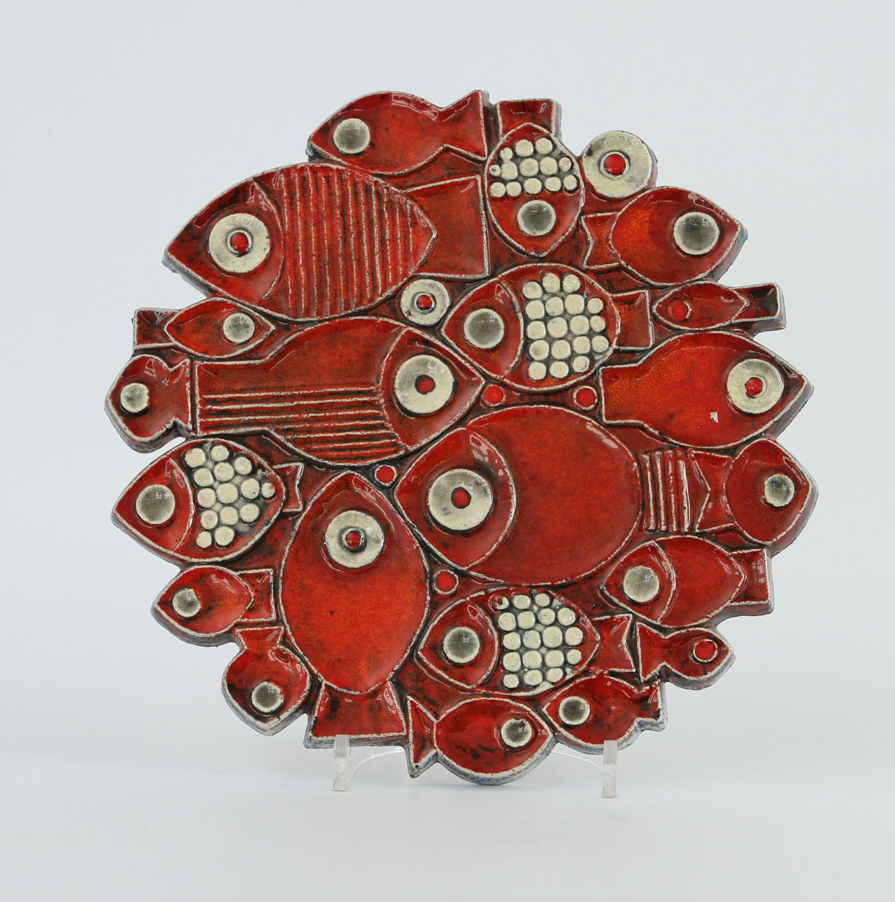 VÄGGRELIEF i form av fiskar, Gustavsberg. Stengods glaserad i rött och gråvitt.